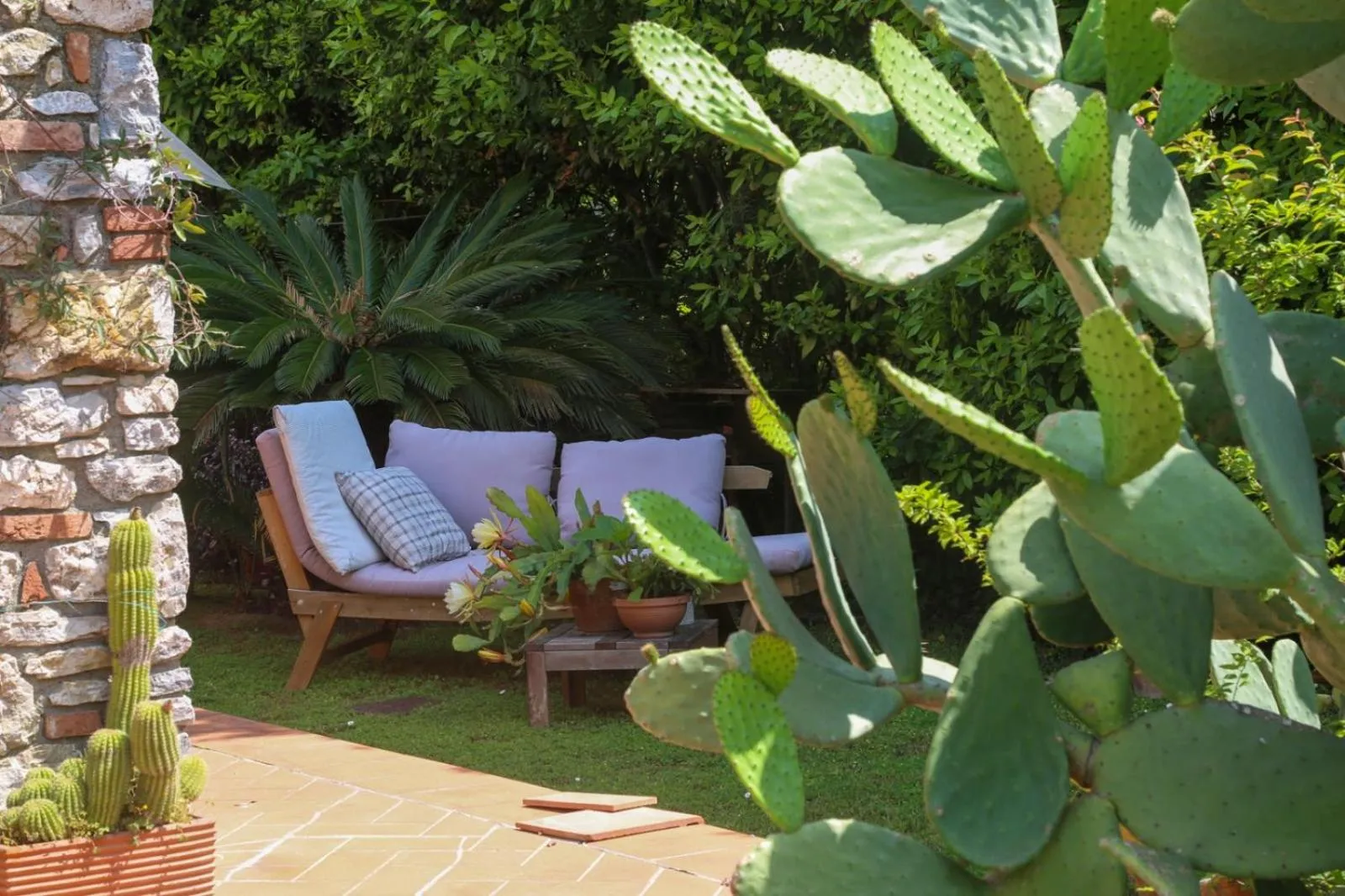 Patio in Pietra E Glicine B&B