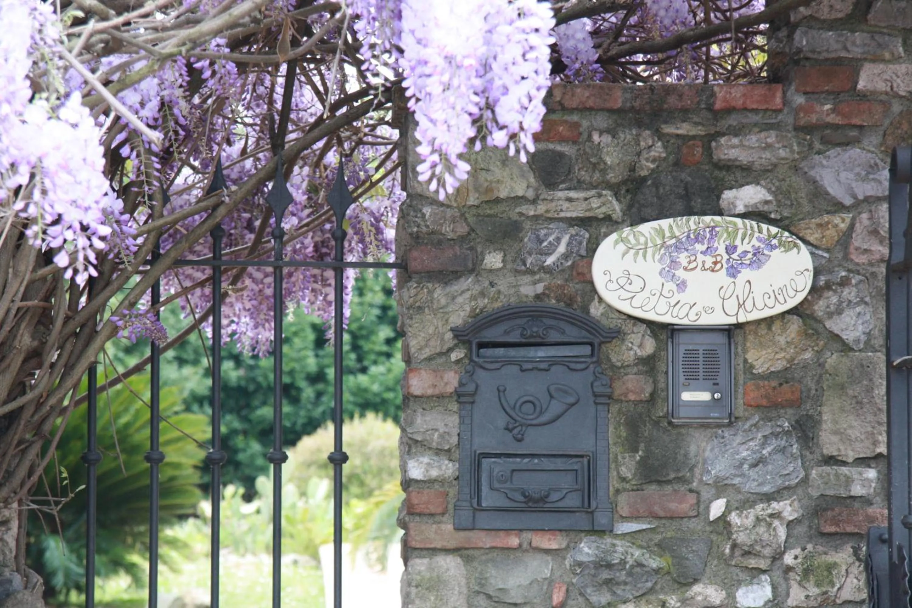 Facade/entrance in Pietra E Glicine B&B