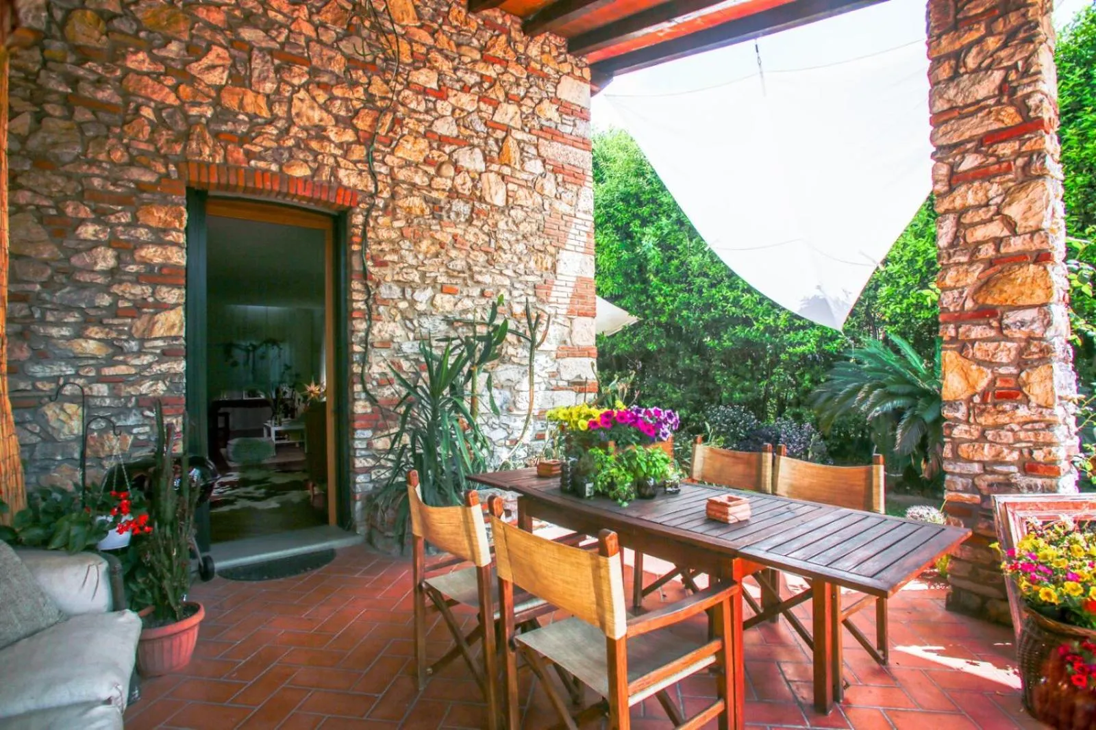 Patio in Pietra E Glicine B&B