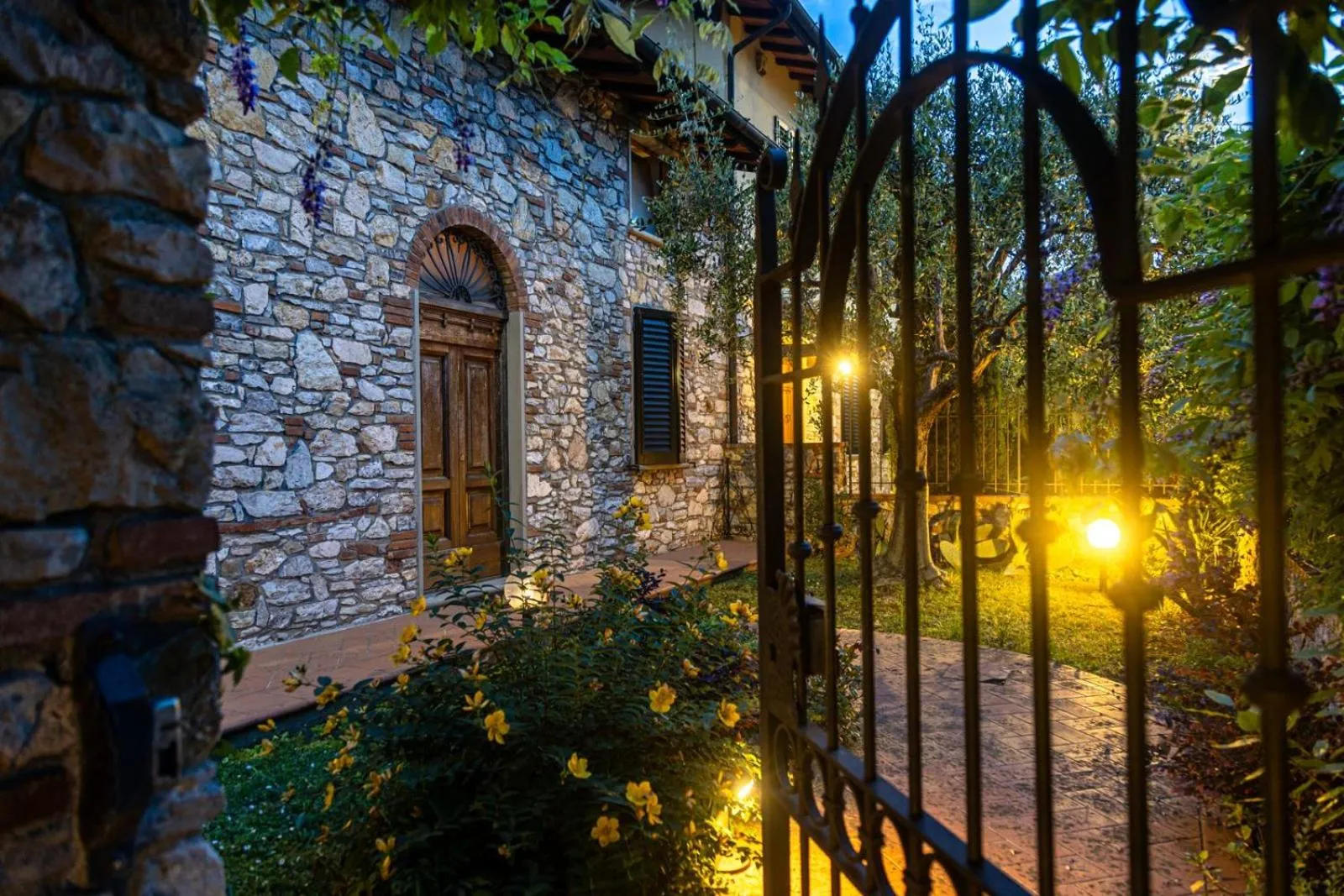 Garden in Pietra E Glicine B&B