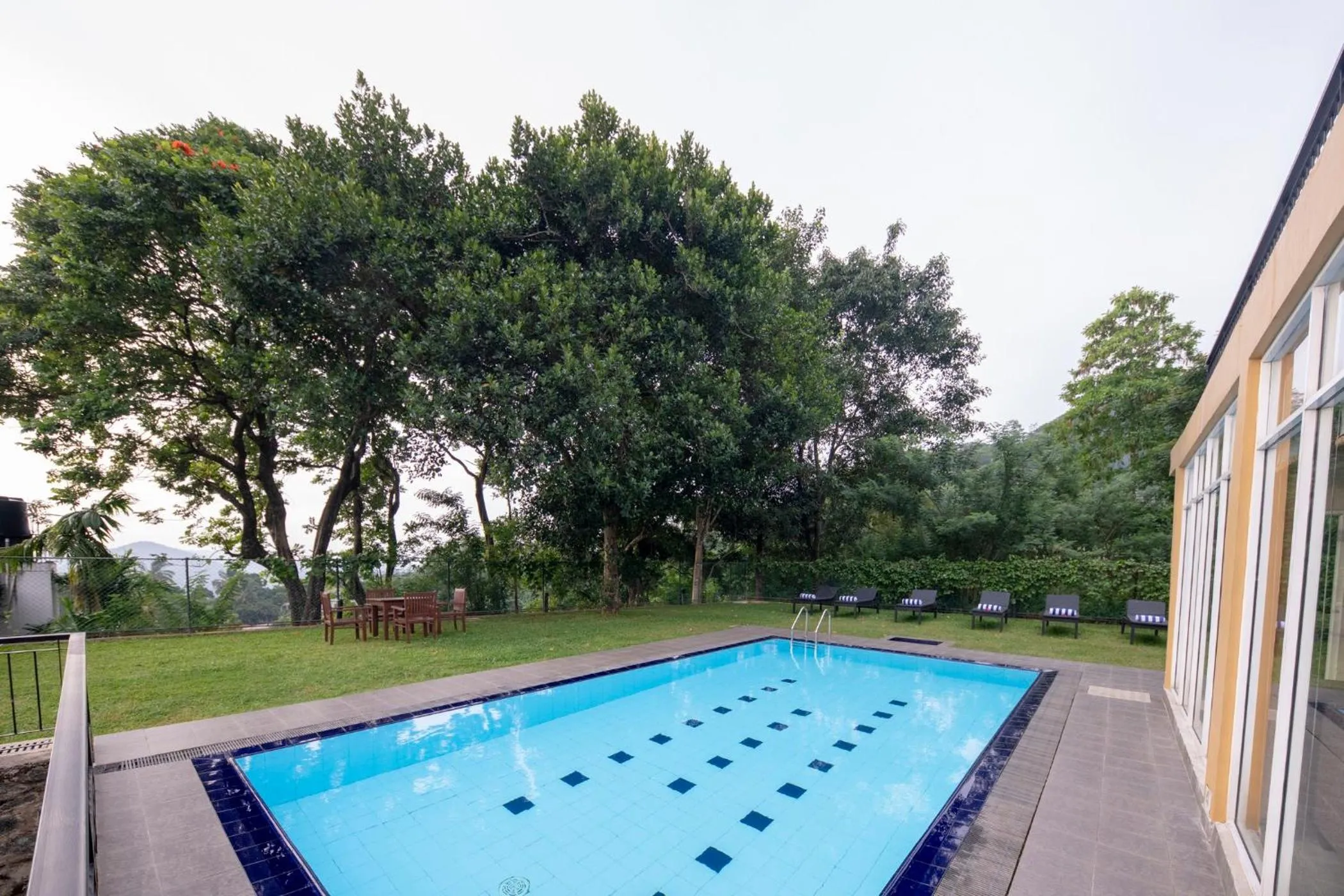 Swimming pool in Melheim Kandy Villas