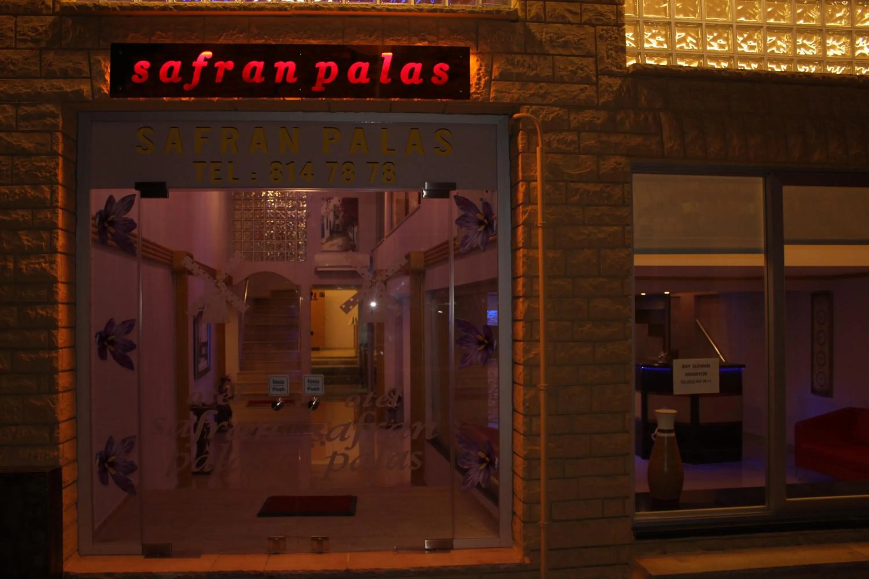Facade/entrance in Safran Palas