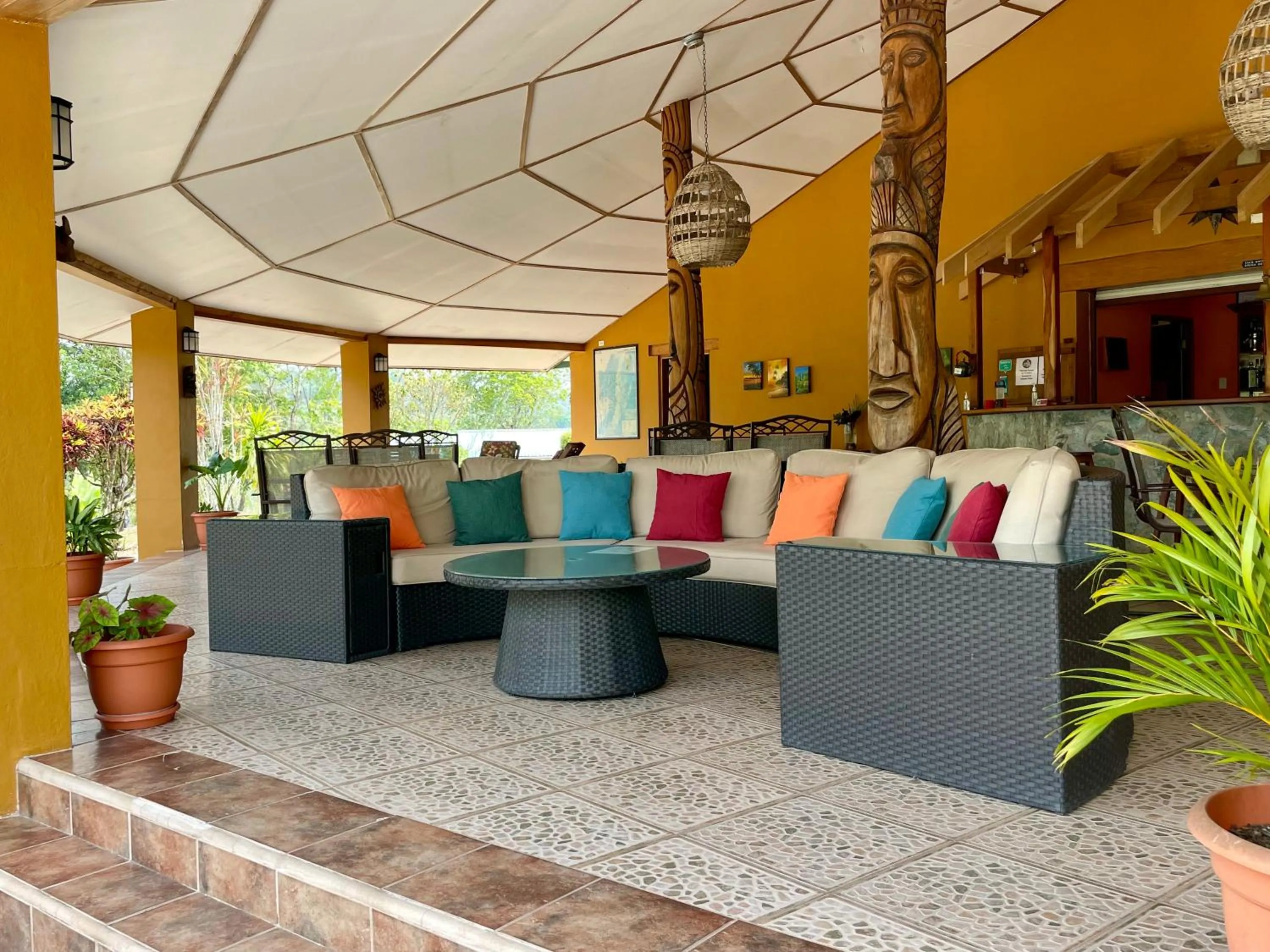 Communal lounge/ TV room in Gumbo Limbo Jungle Resort
