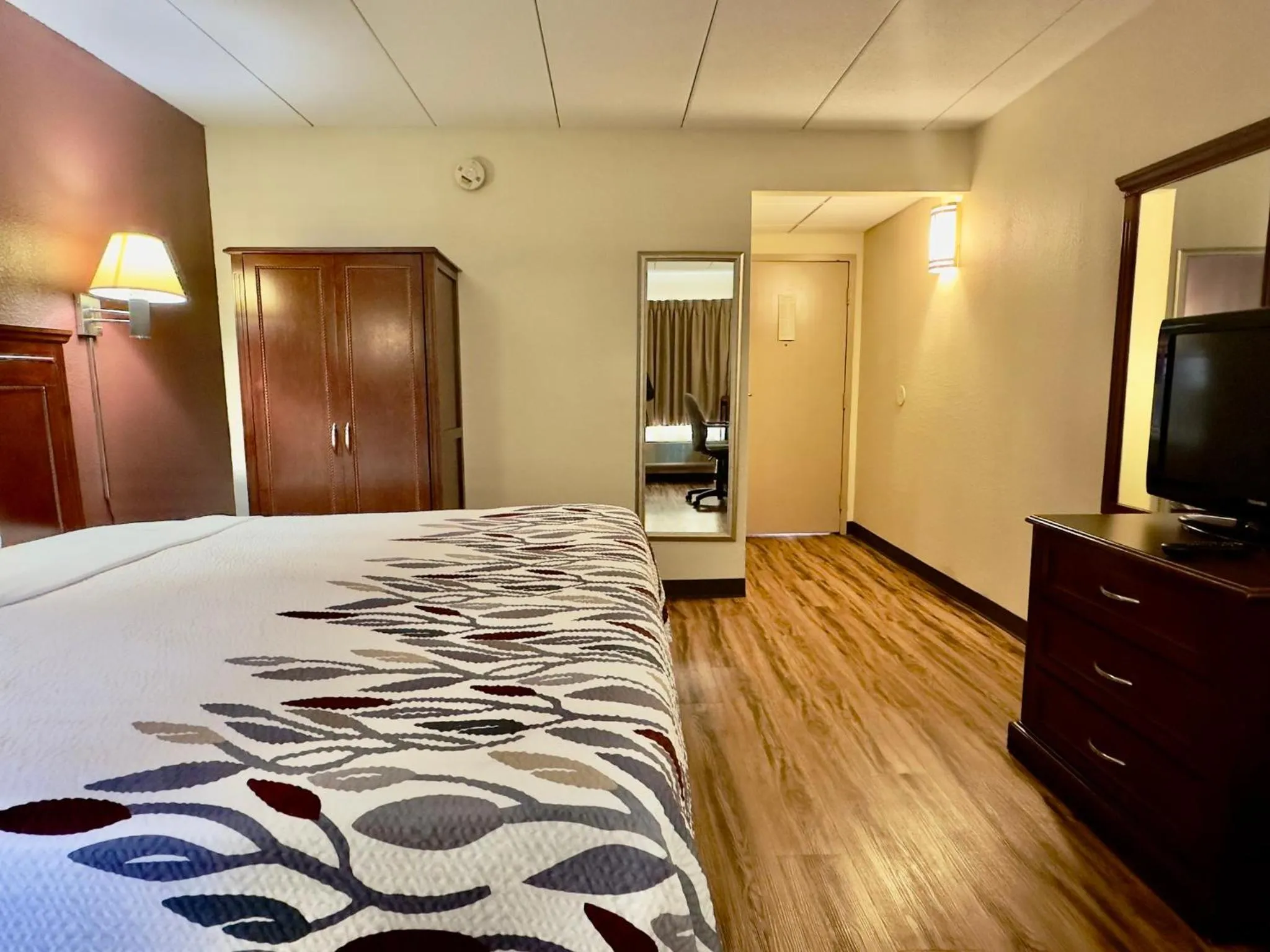 Bedroom, Bed in Red Roof Inn Hartford - Vernon