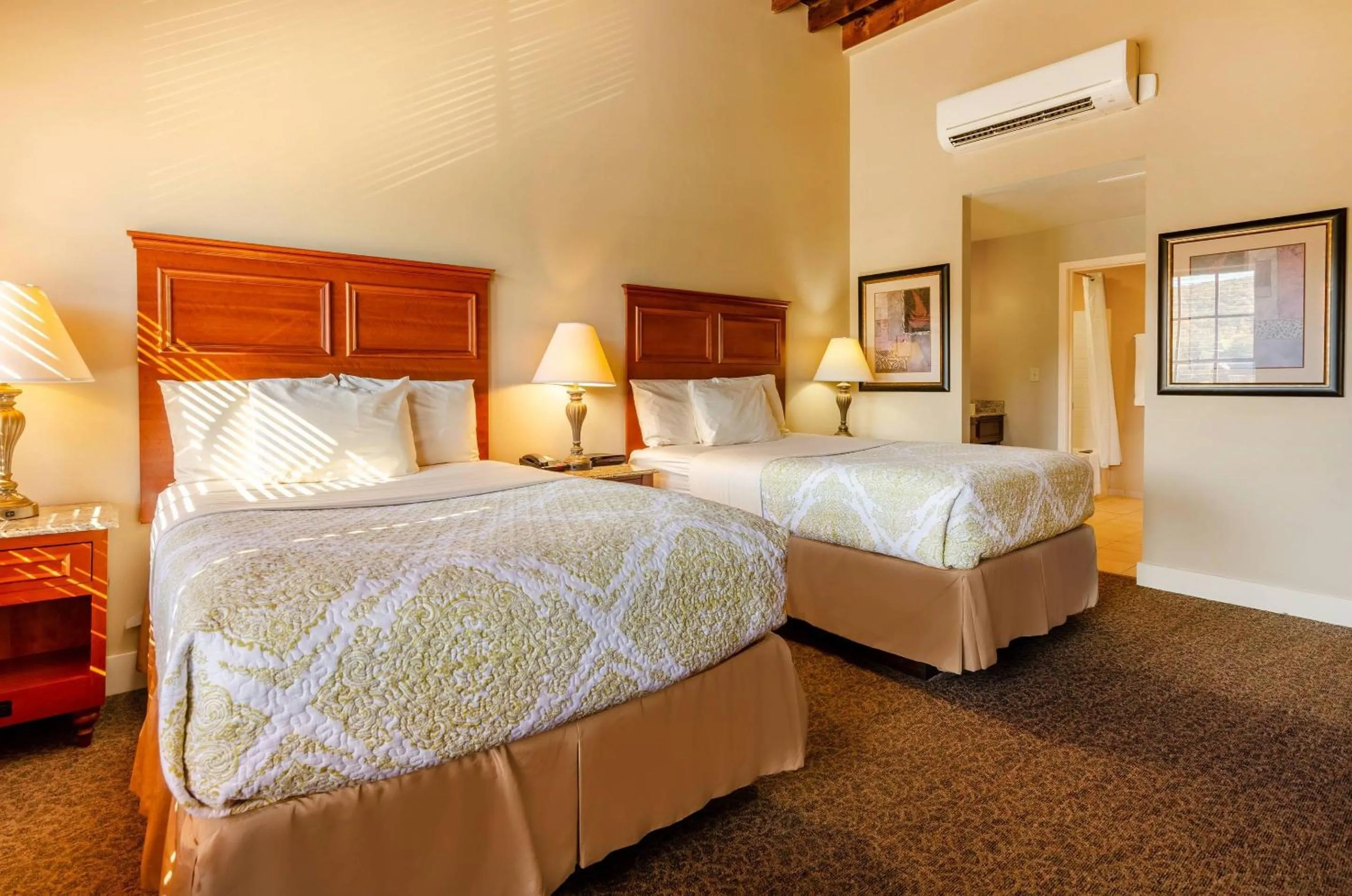 Bedroom, Bed in Jackson Park Inn, an Ascend Collection Hotel