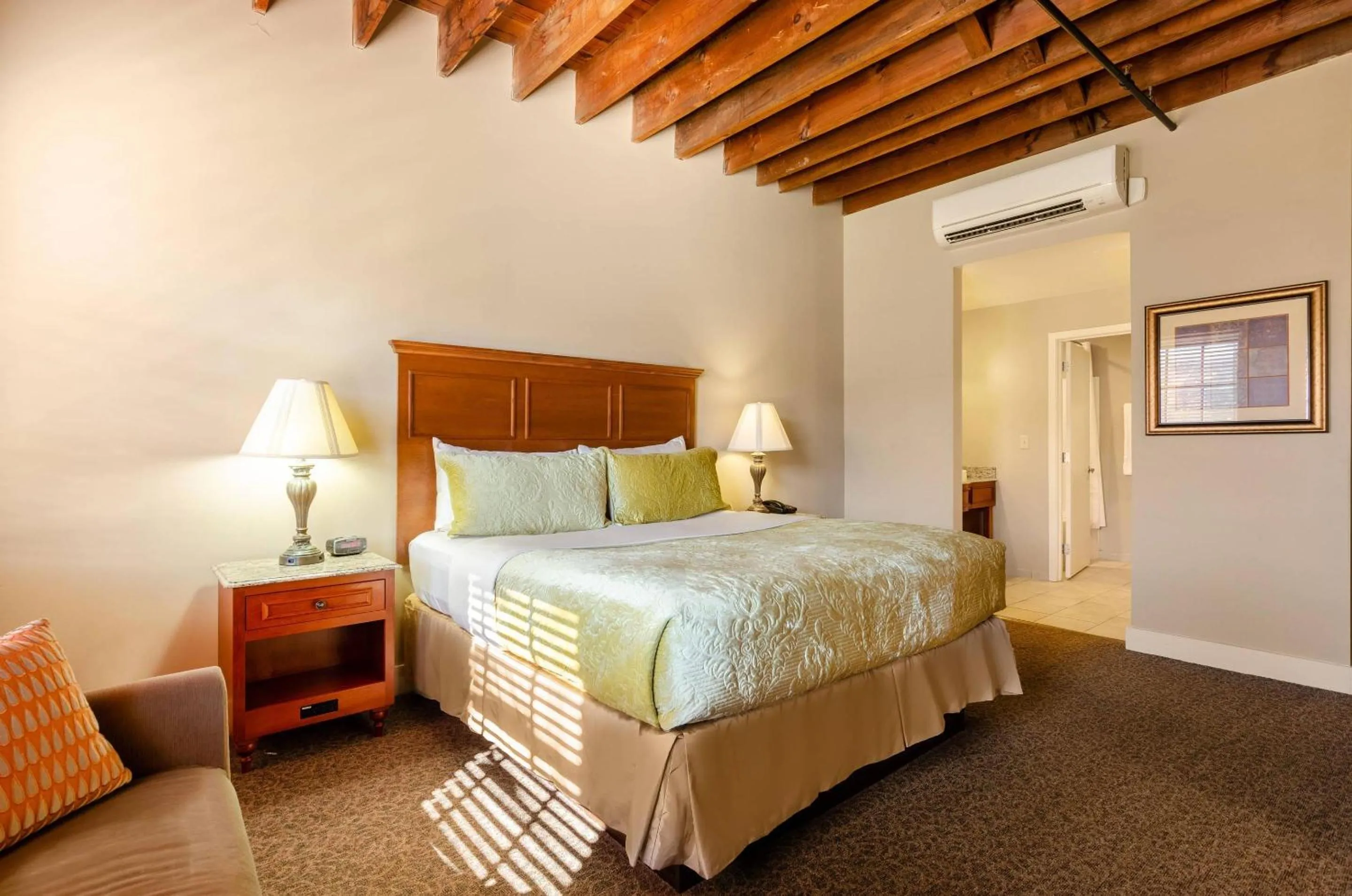 Bedroom, Bed in Jackson Park Inn, an Ascend Collection Hotel