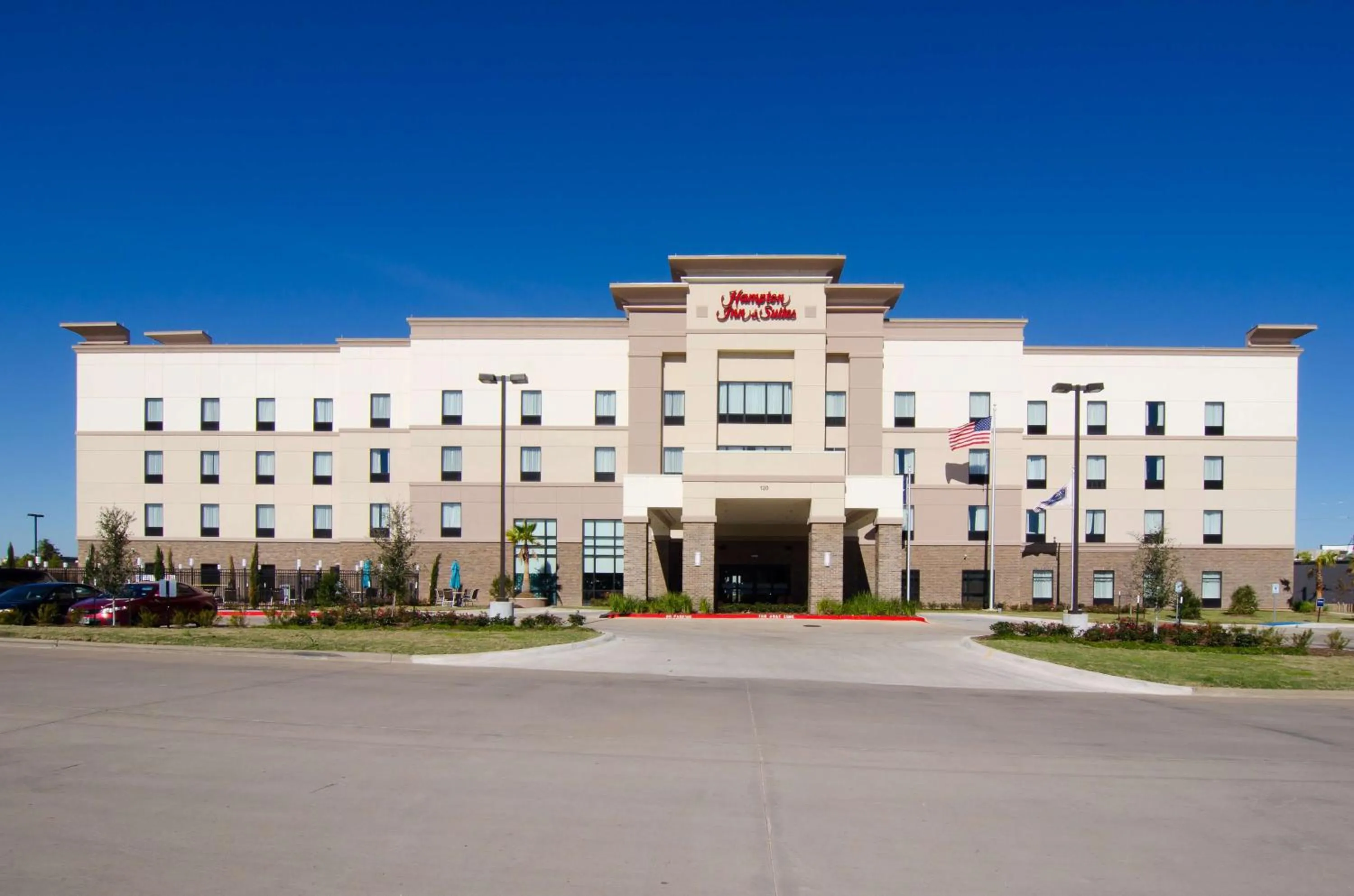 Property building in Hampton Inn & Suites Huntsville