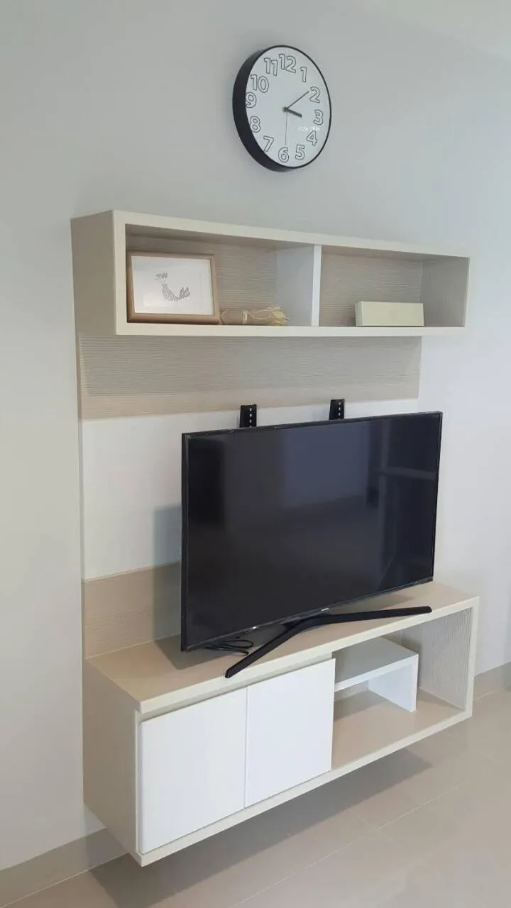 TV and multimedia in JK LIVING Hotel And Service Apartment