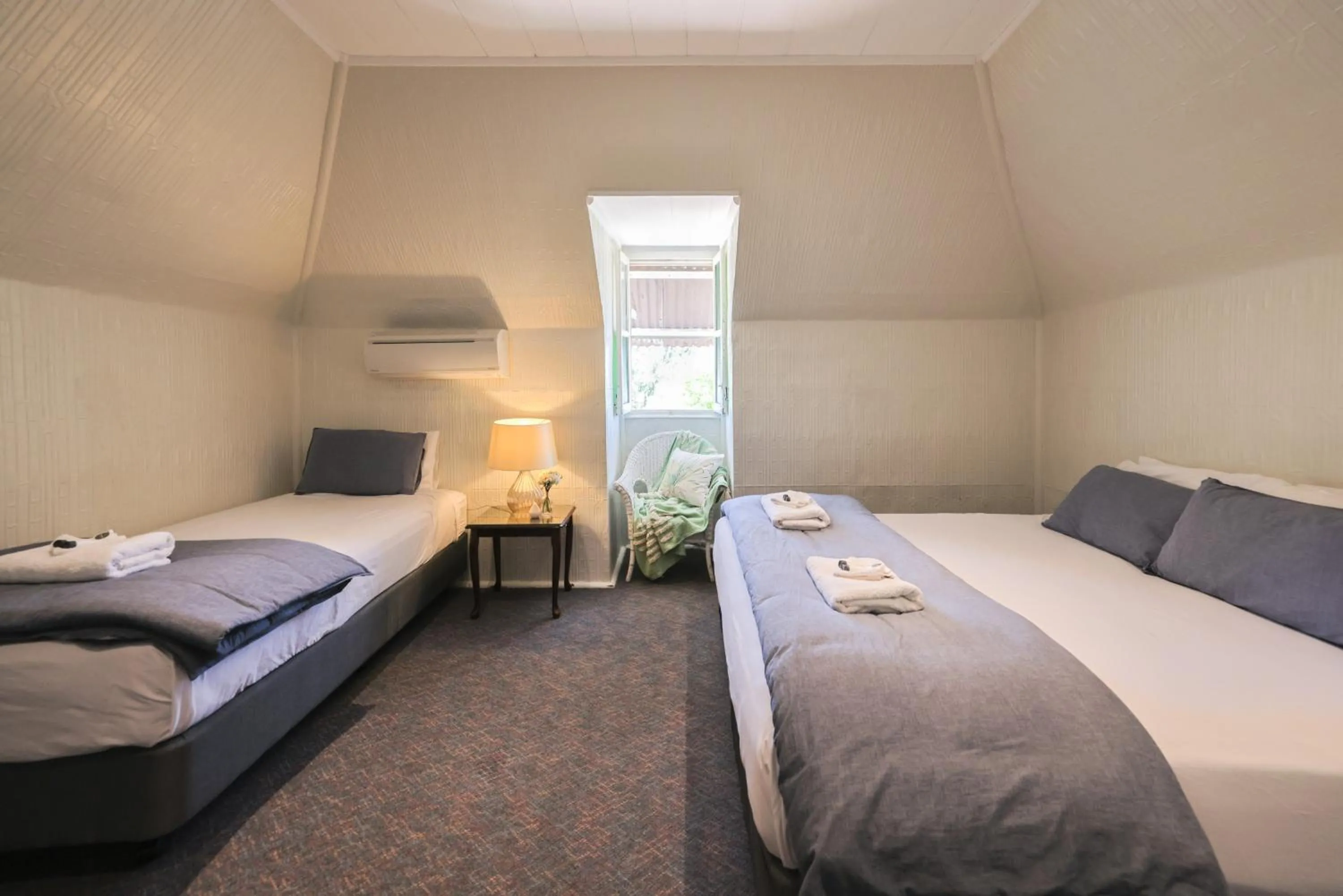 Bedroom, Bed in Peel Inn Hotel Nundle