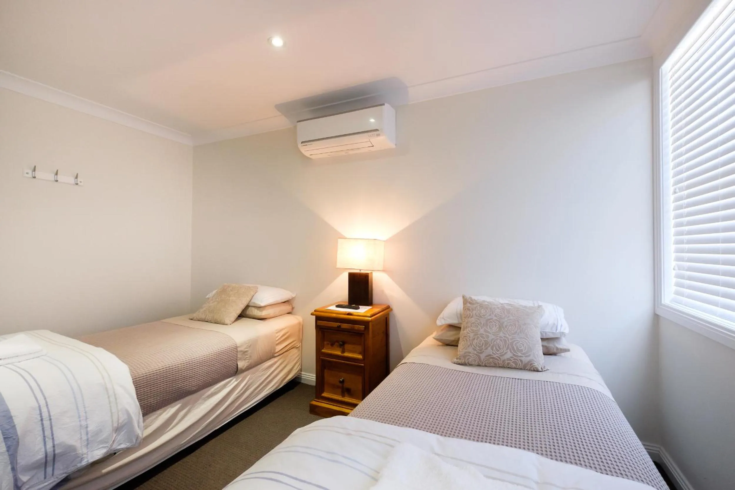 Photo of the whole room, Bed in Peel Inn Hotel Nundle