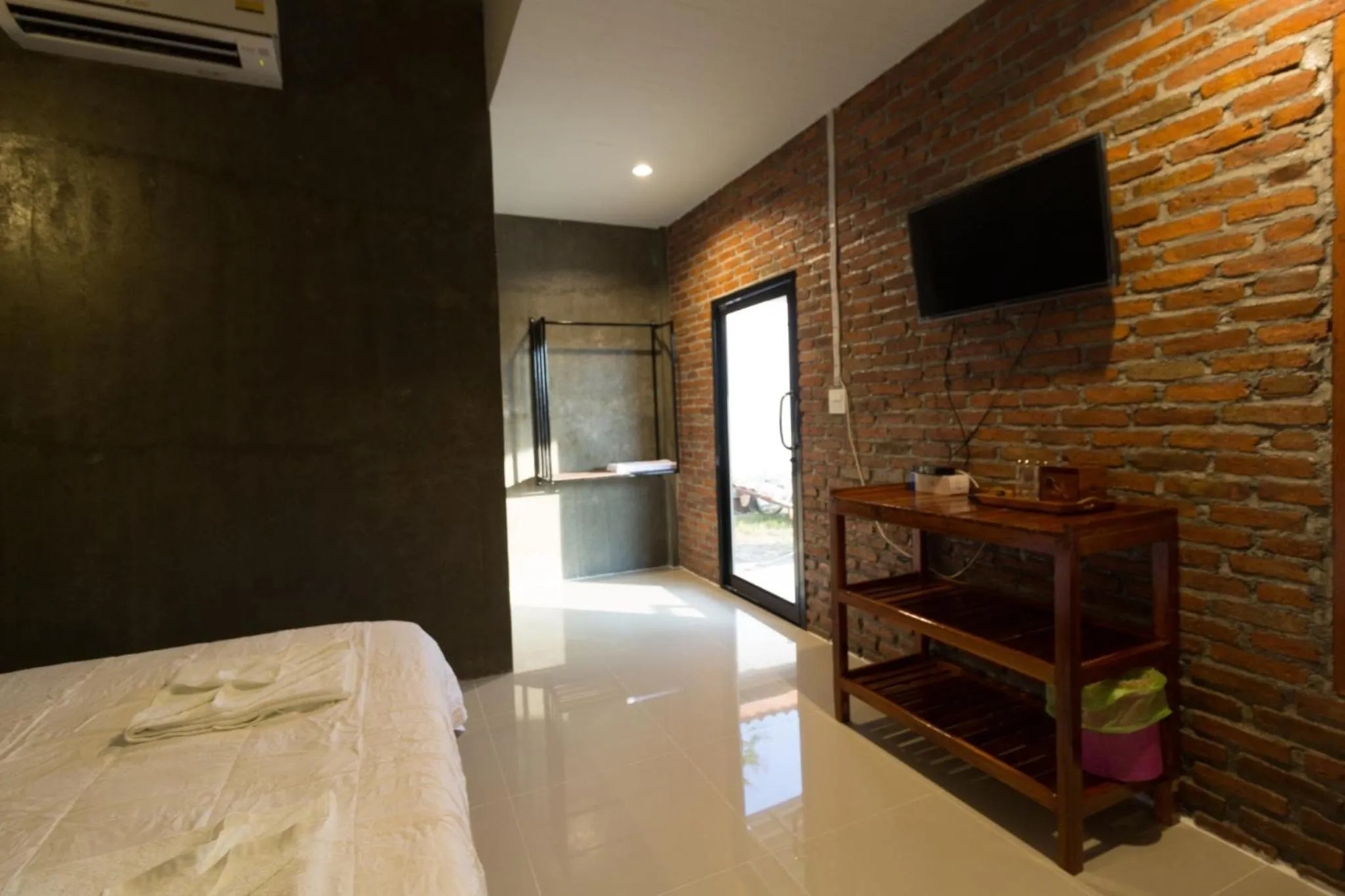 Photo of the whole room, Bed in Koh Jum Bungalow & Hostel