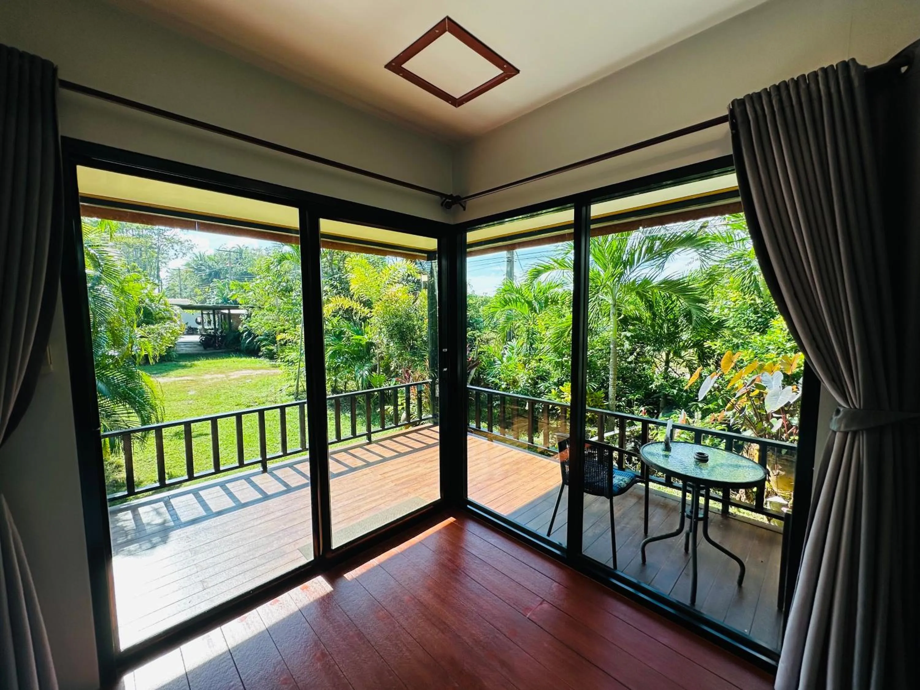 Koh Jum Bungalow & Hostel