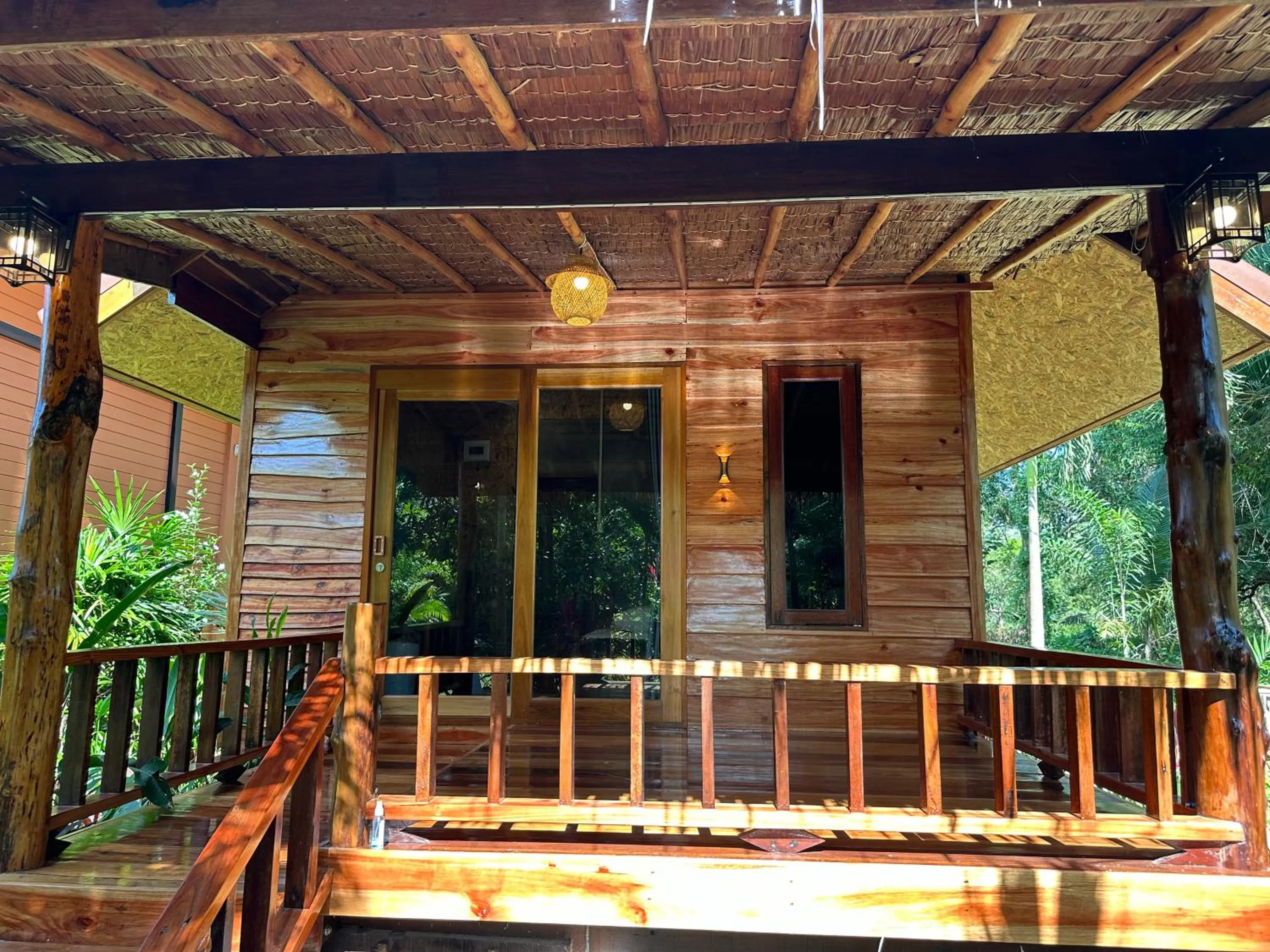 Koh Jum Bungalow & Hostel