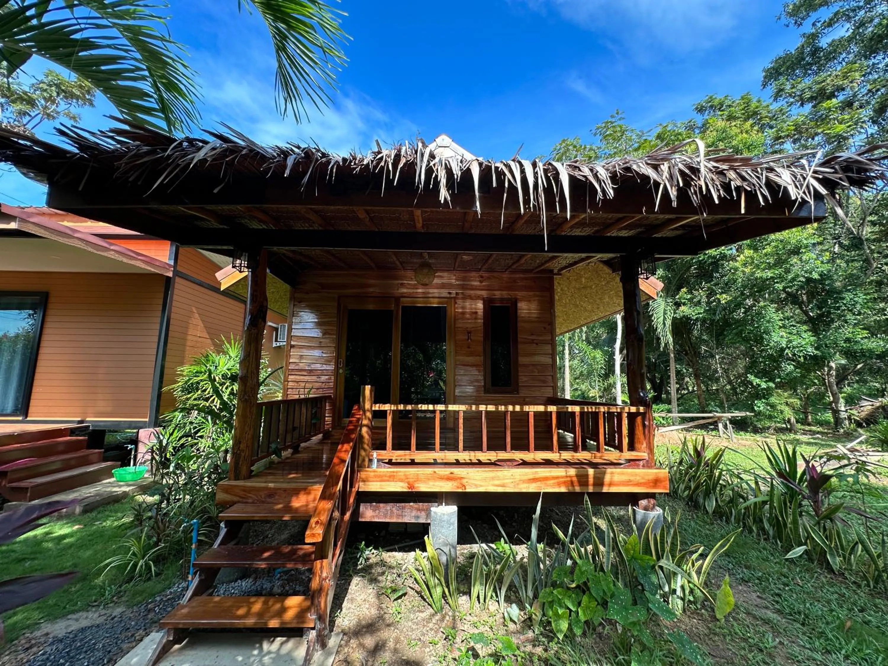 Koh Jum Bungalow & Hostel
