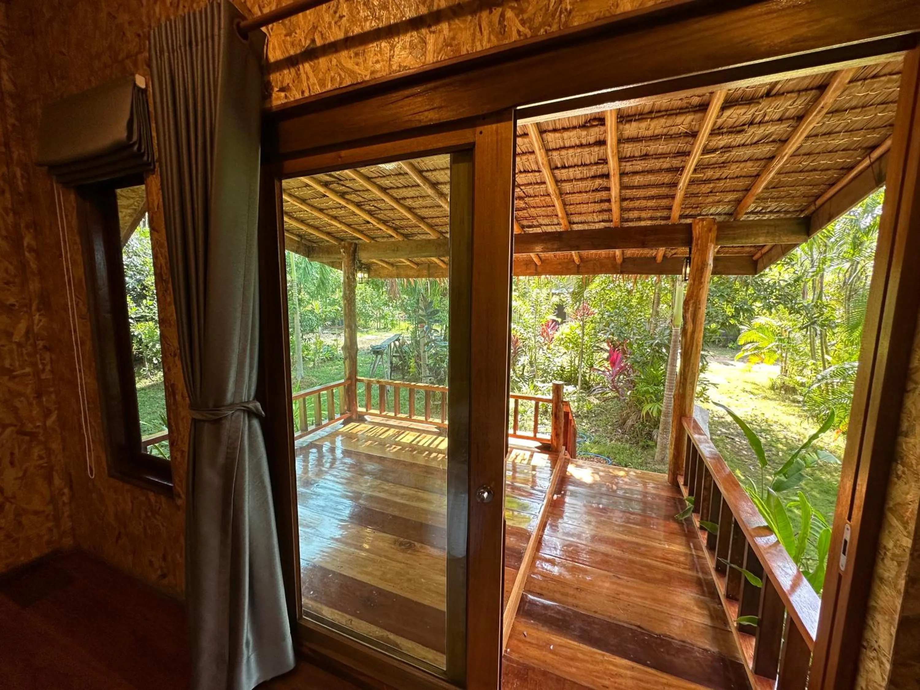 Koh Jum Bungalow & Hostel