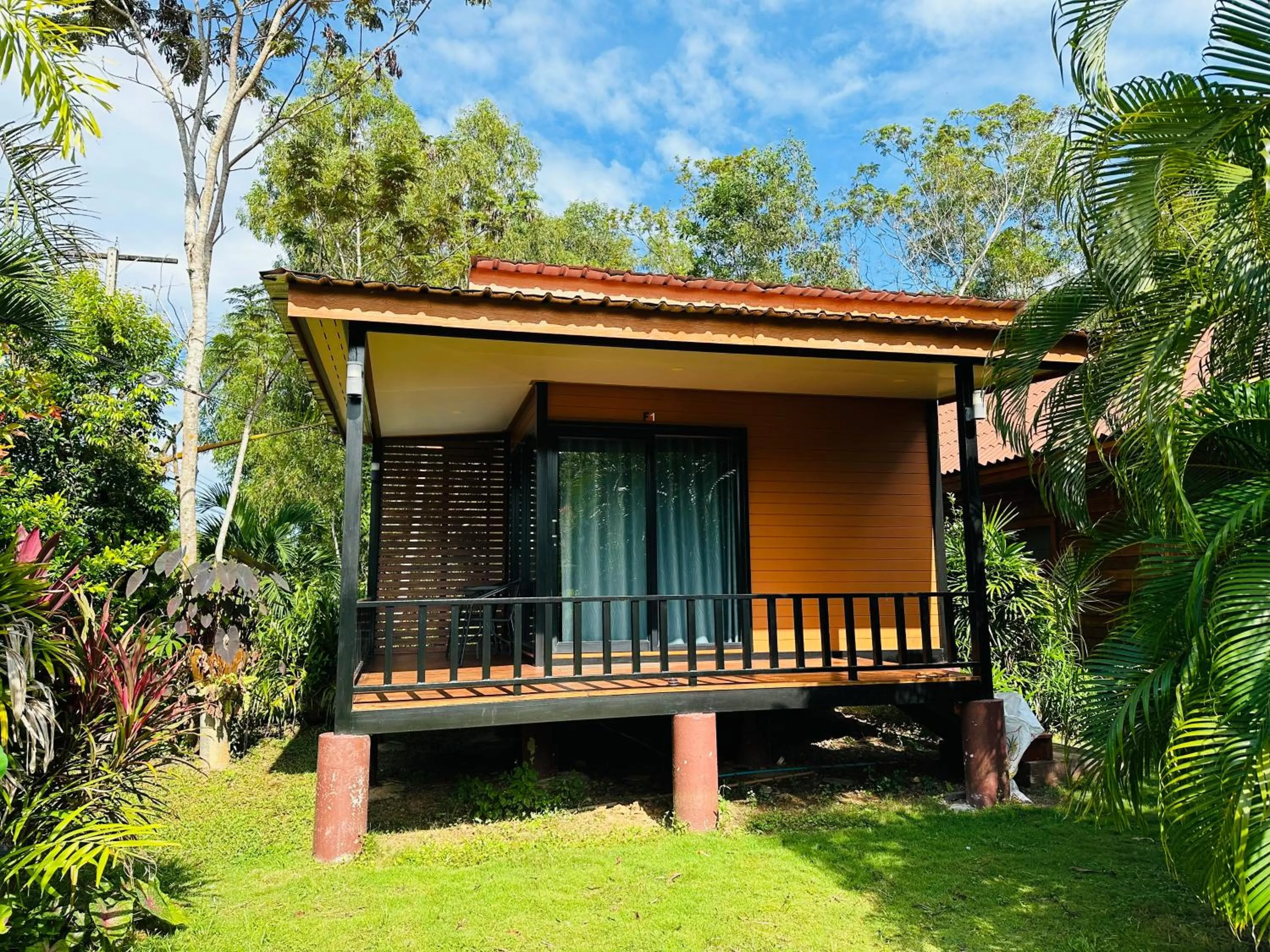 Koh Jum Bungalow & Hostel