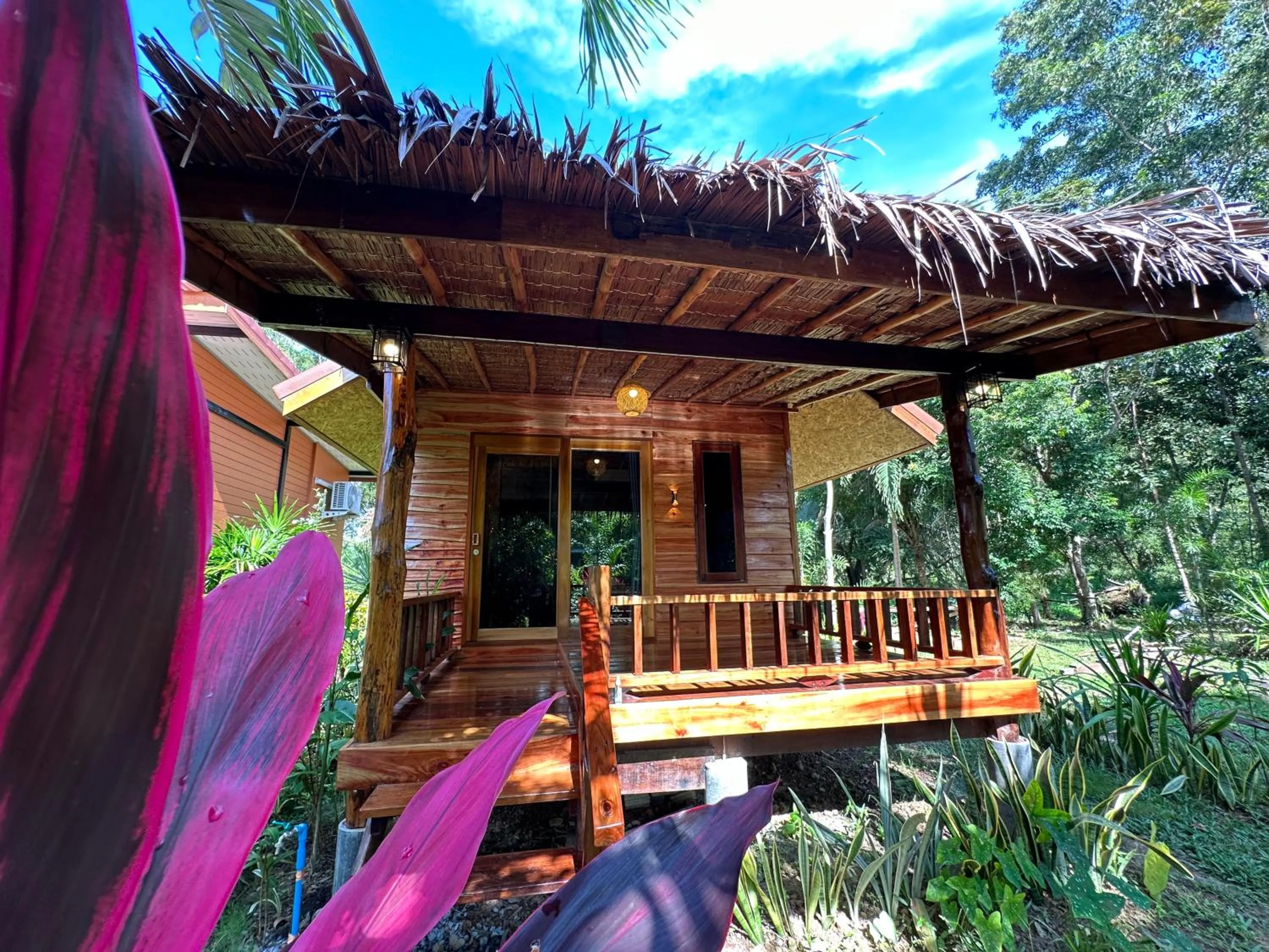 Koh Jum Bungalow & Hostel