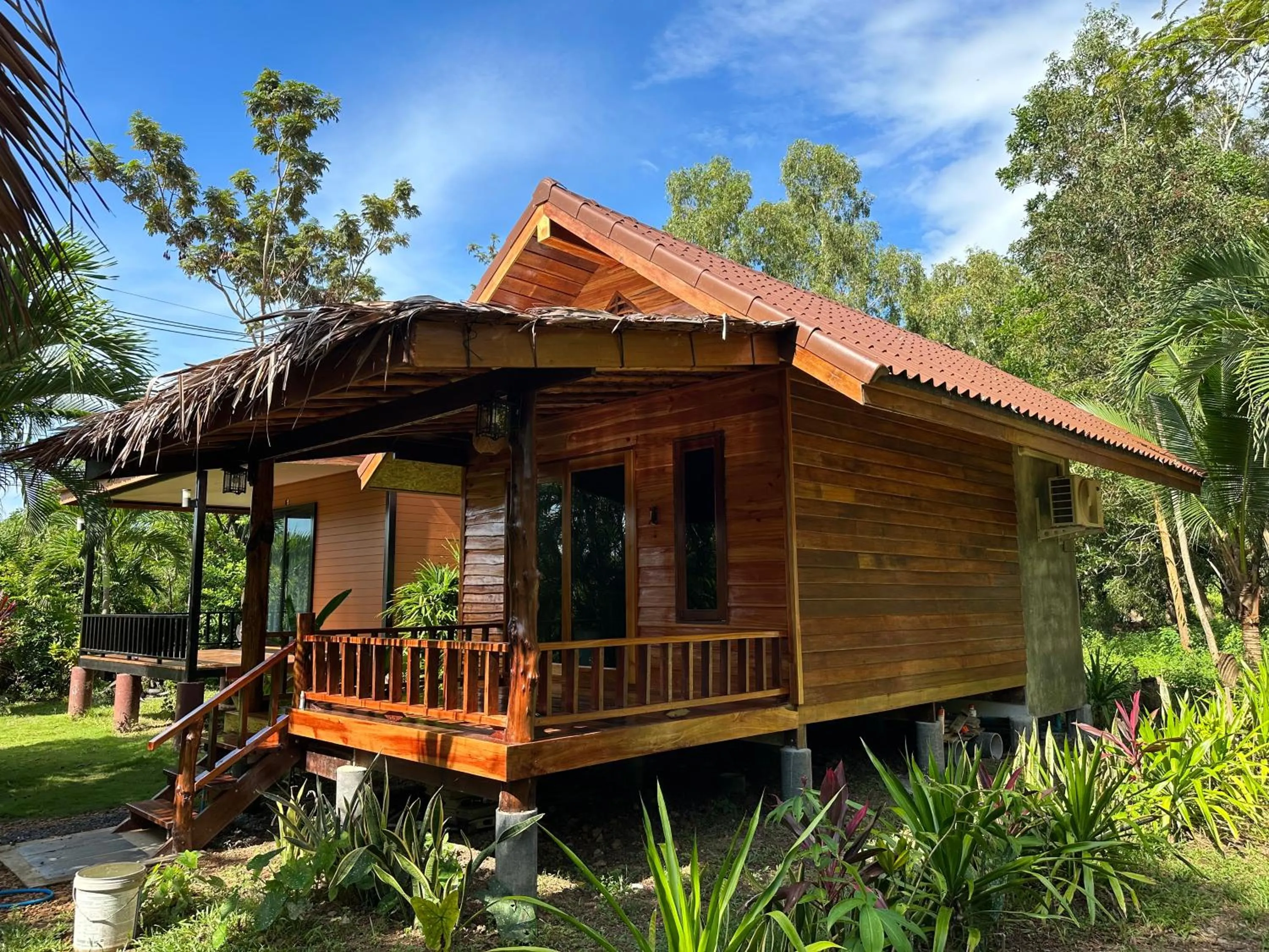 Koh Jum Bungalow & Hostel
