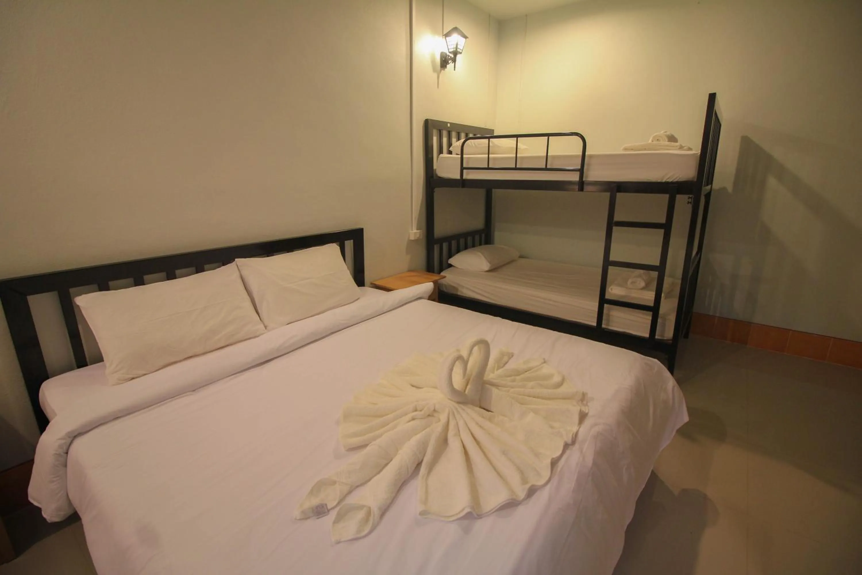 Bed in Koh Jum Bungalow & Hostel