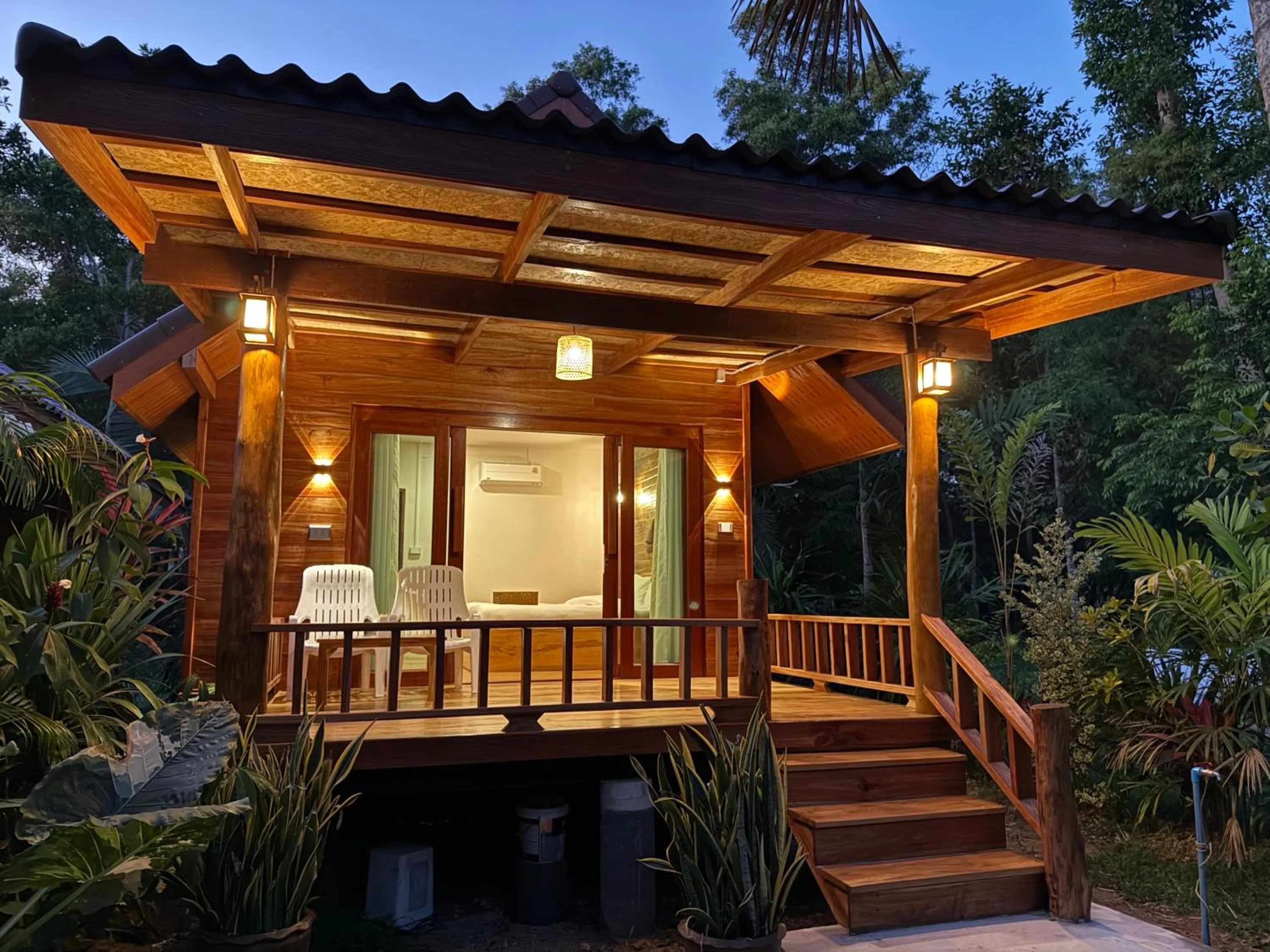 Koh Jum Bungalow & Hostel