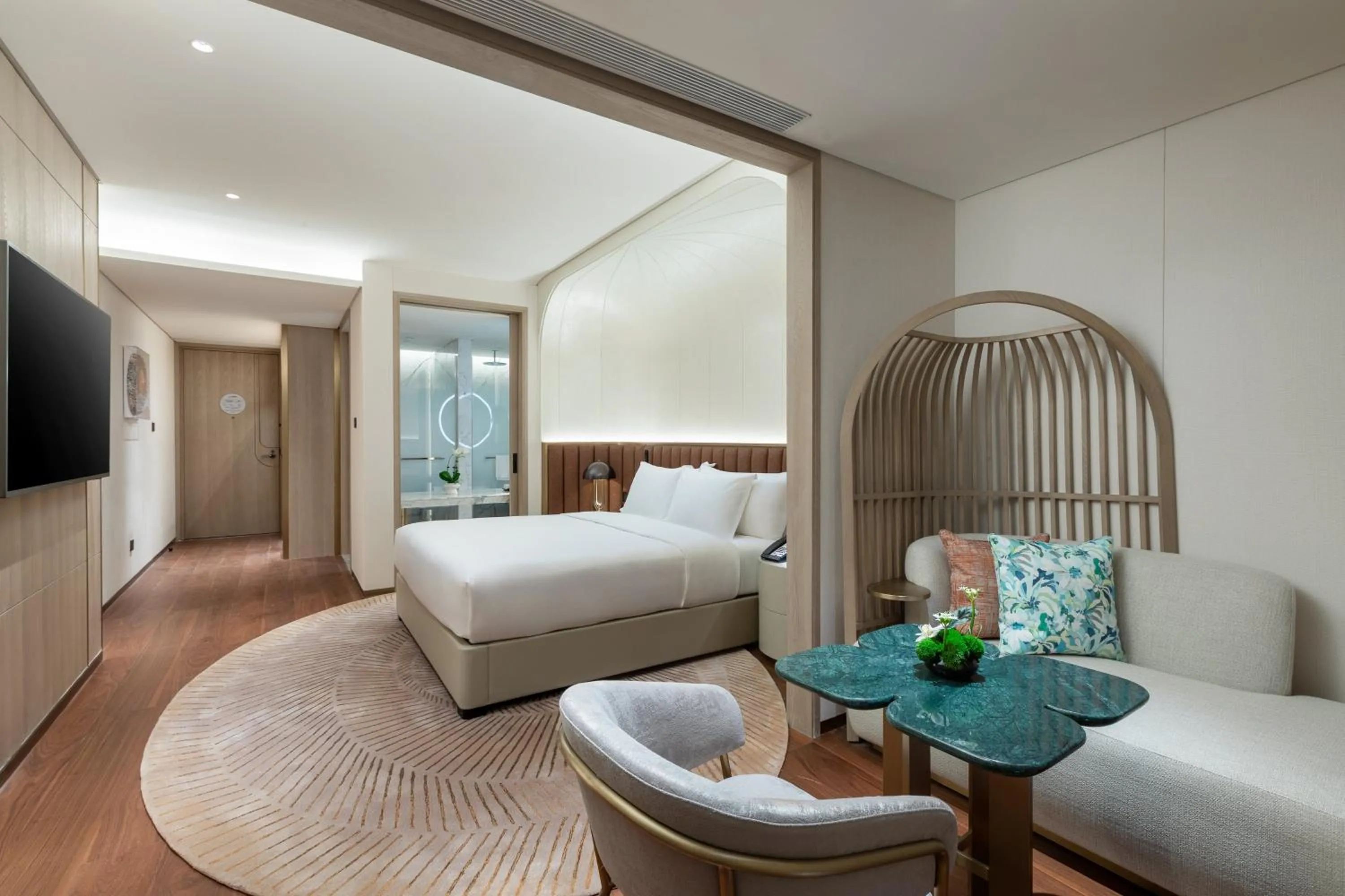 Photo of the whole room, Bed in Hotel Indigo Zhuhai Hengqin by IHG