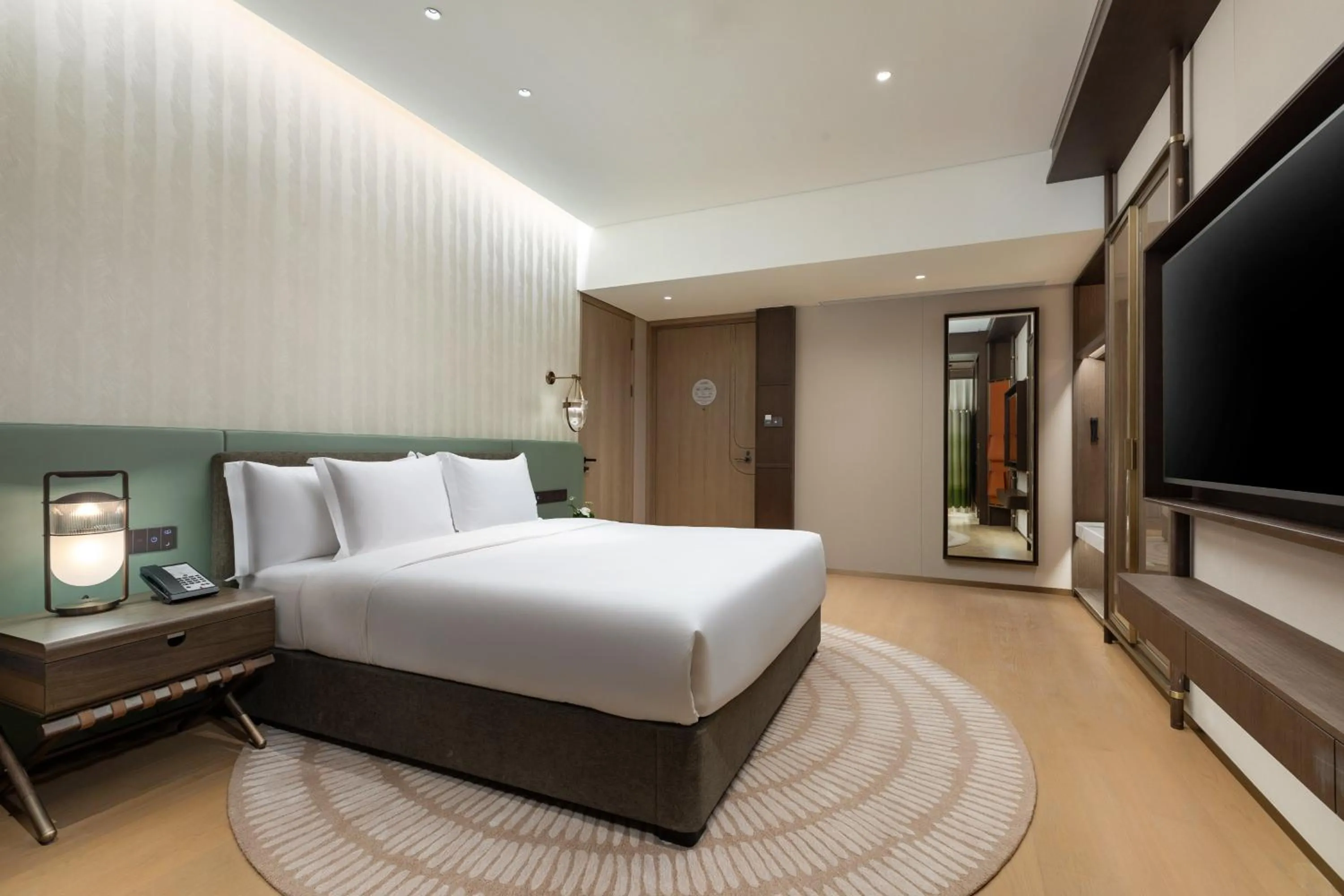 Photo of the whole room, Bed in Hotel Indigo Zhuhai Hengqin by IHG