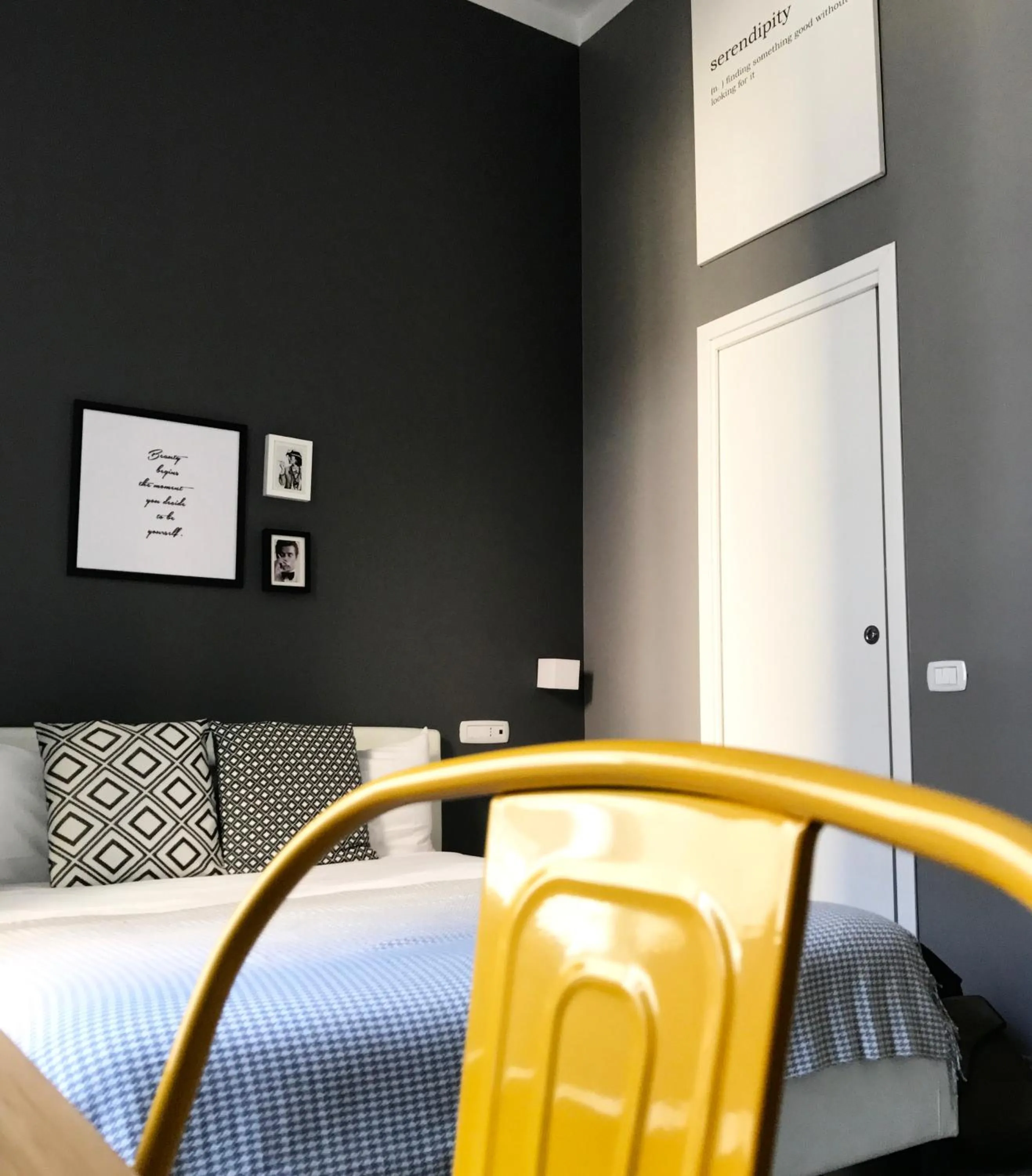 Photo of the whole room, Bed in Serendipity