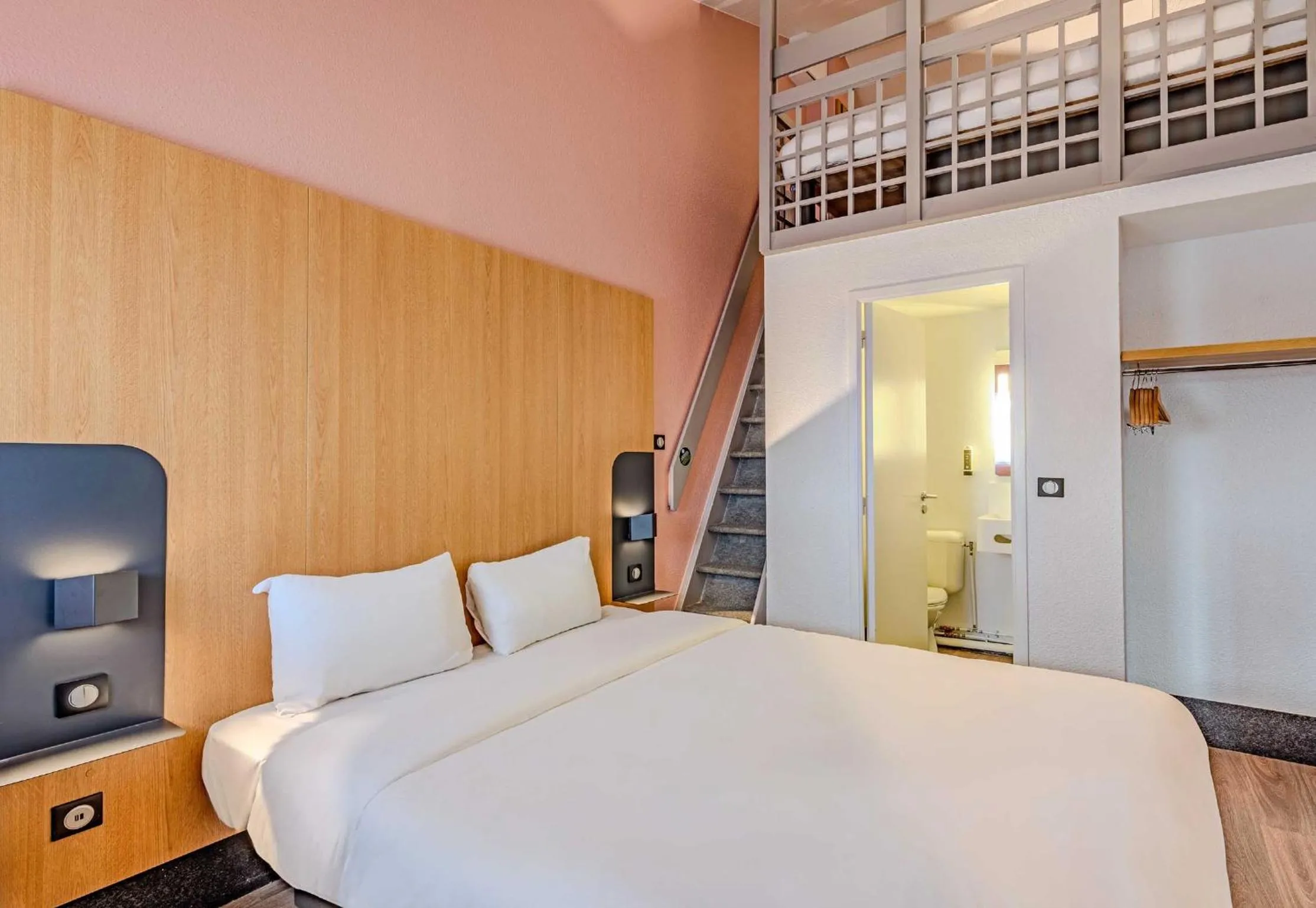 Bathroom, Bed in B&B HOTEL Brest Kergaradec Aéroport