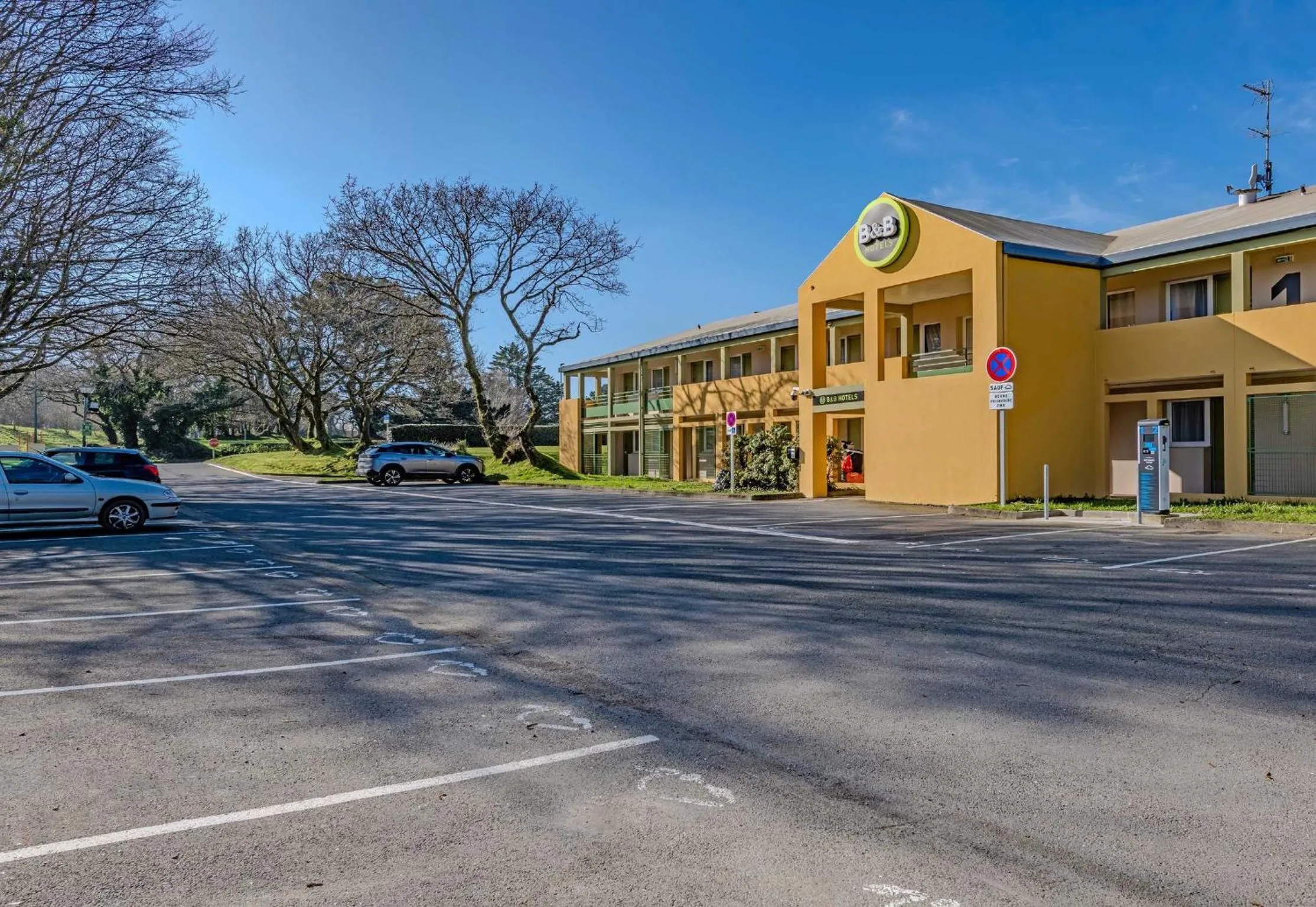 Facade/entrance in B&B HOTEL Brest Kergaradec Aéroport