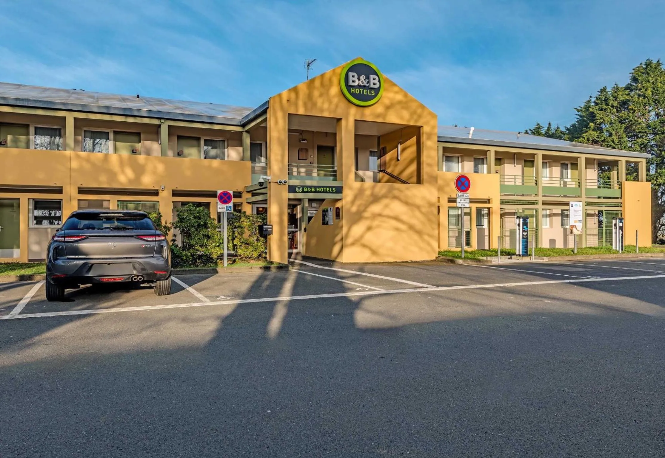 Facade/entrance in B&B HOTEL Brest Kergaradec Aéroport
