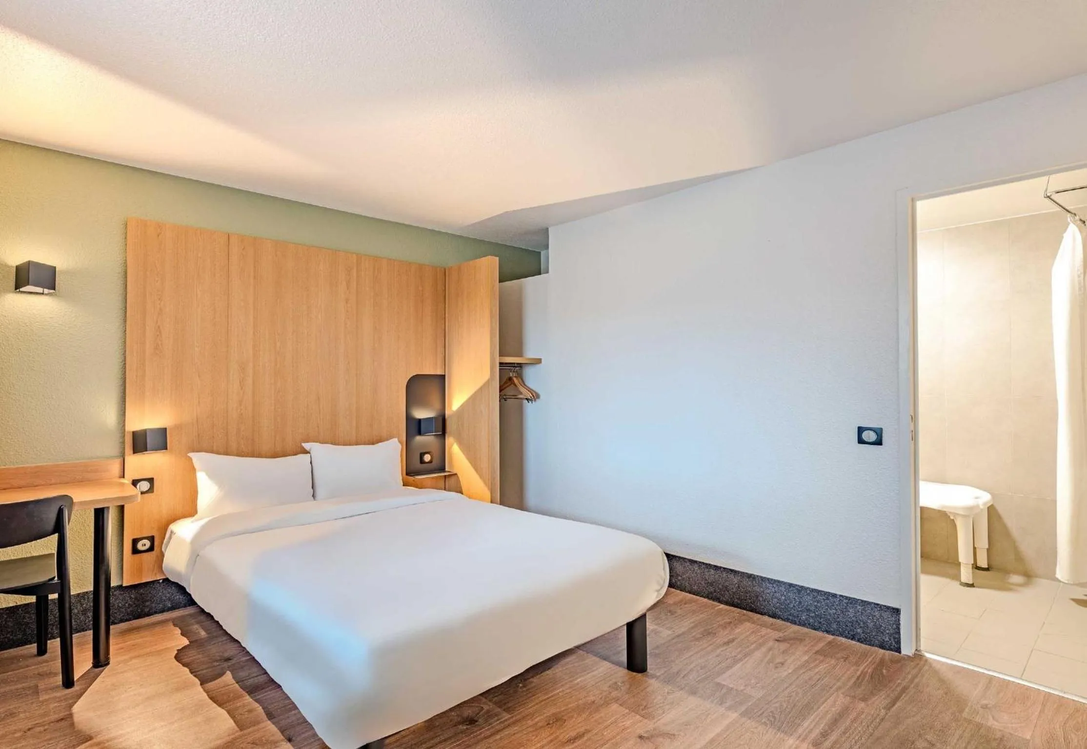 Bathroom, Bed in B&B HOTEL Brest Kergaradec Aéroport