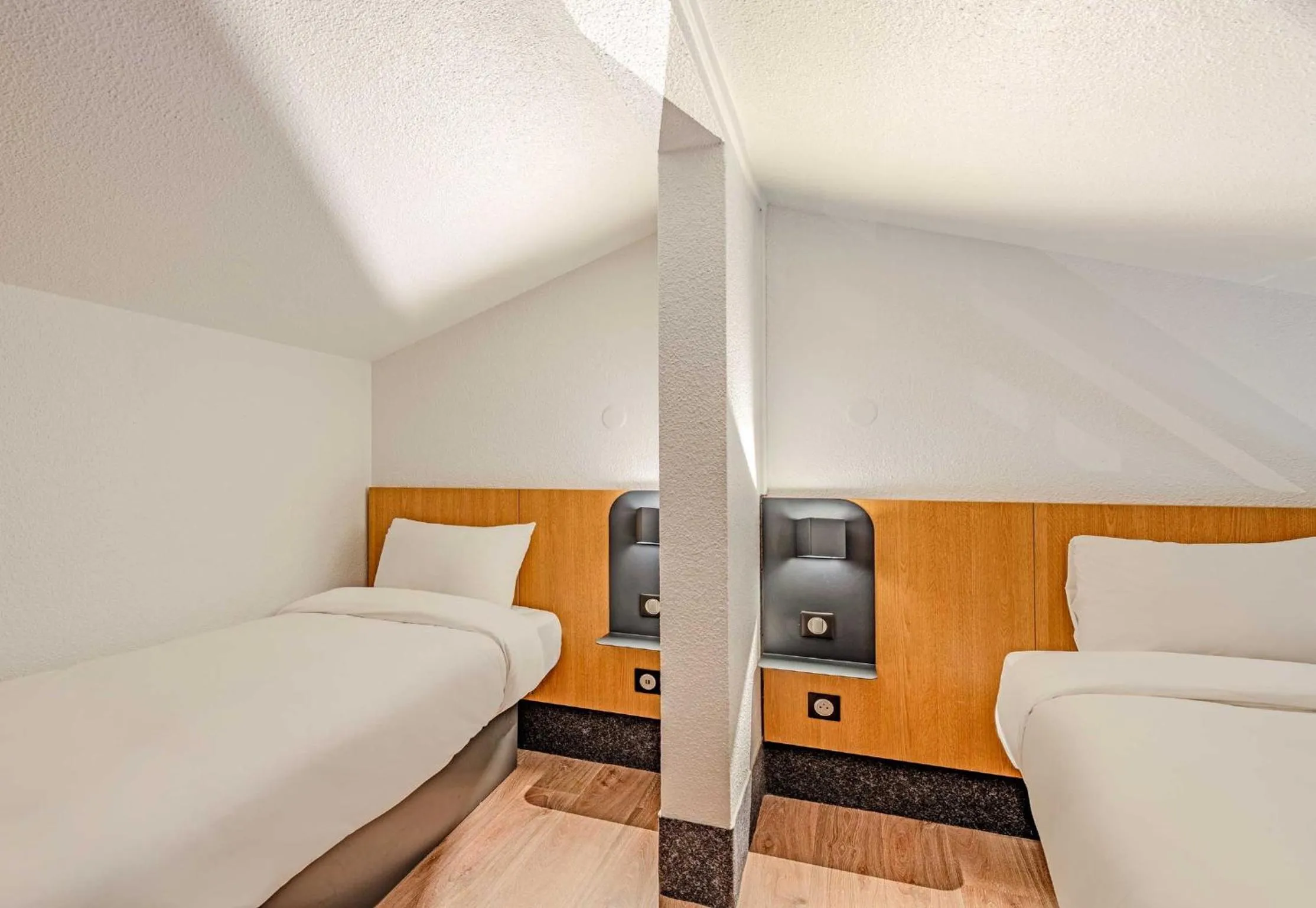 Photo of the whole room, Bed in B&B HOTEL Brest Kergaradec Aéroport