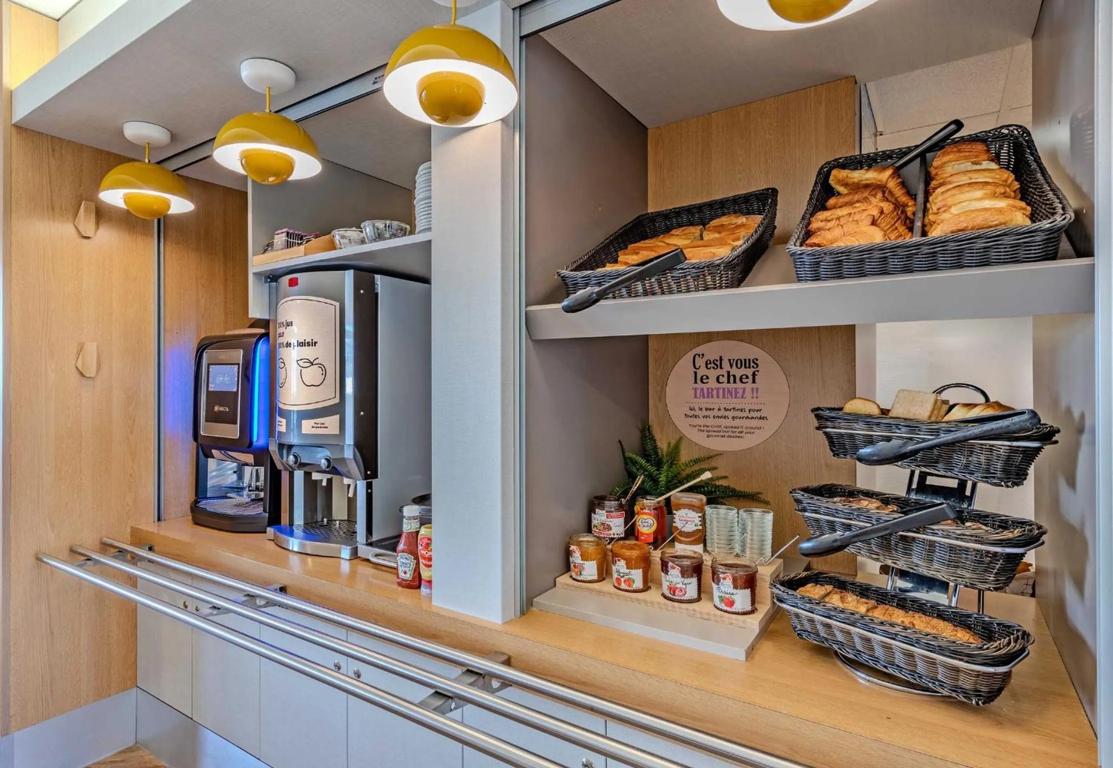 Breakfast in B&B HOTEL Brest Kergaradec Aéroport