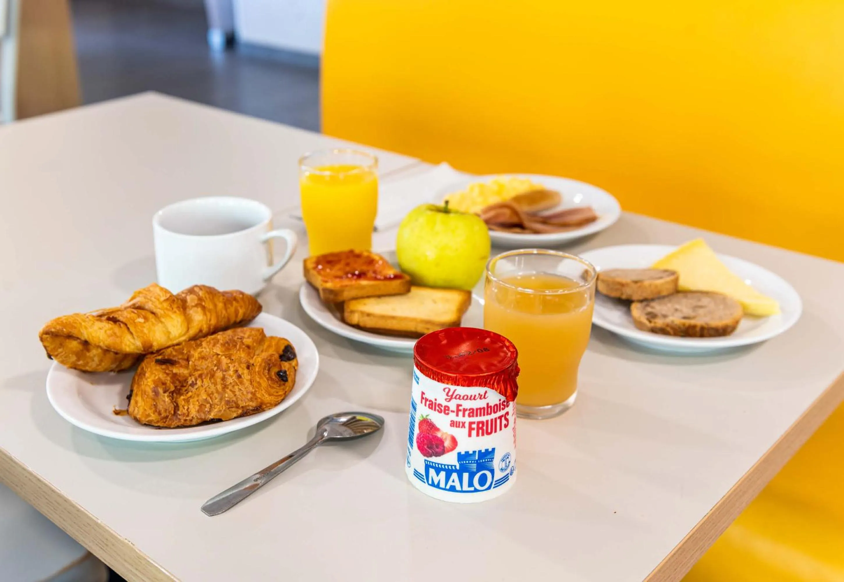 Breakfast in B&B HOTEL CHAMBERY La Cassine