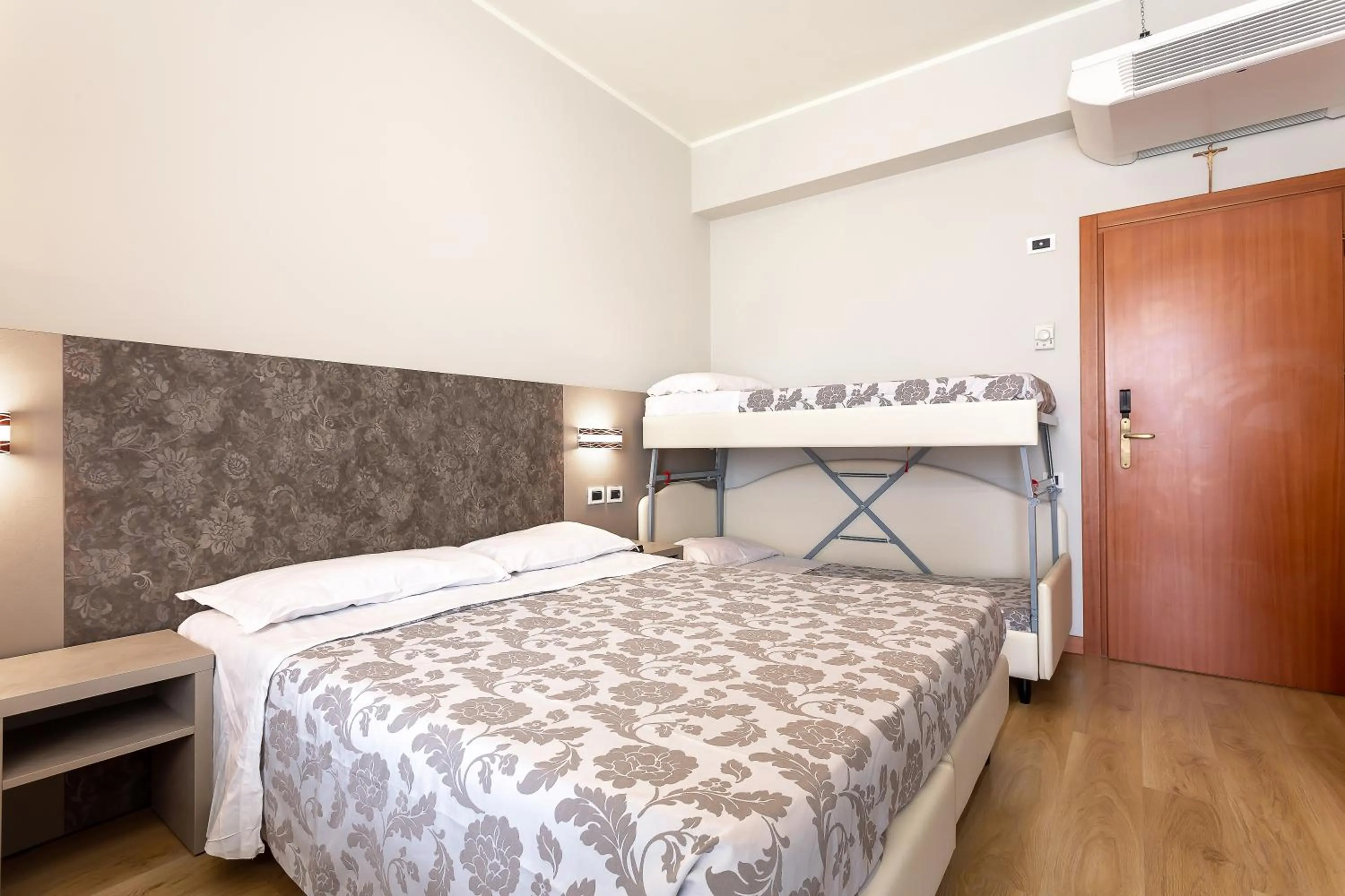 Pool view, Bed in Hotel San Giorgio