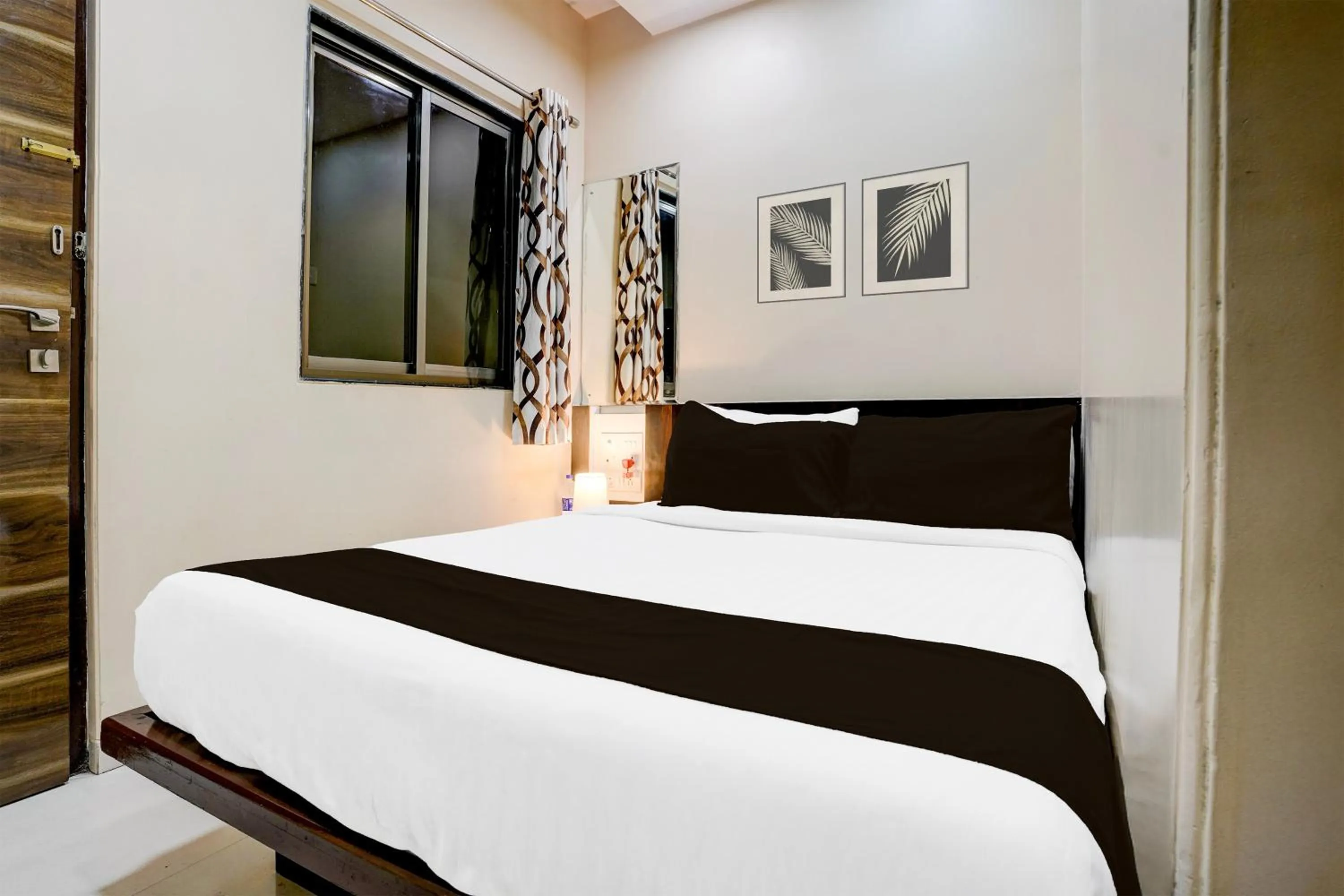 Bedroom, Bed in Super Collection O Airport Metro Andheri East