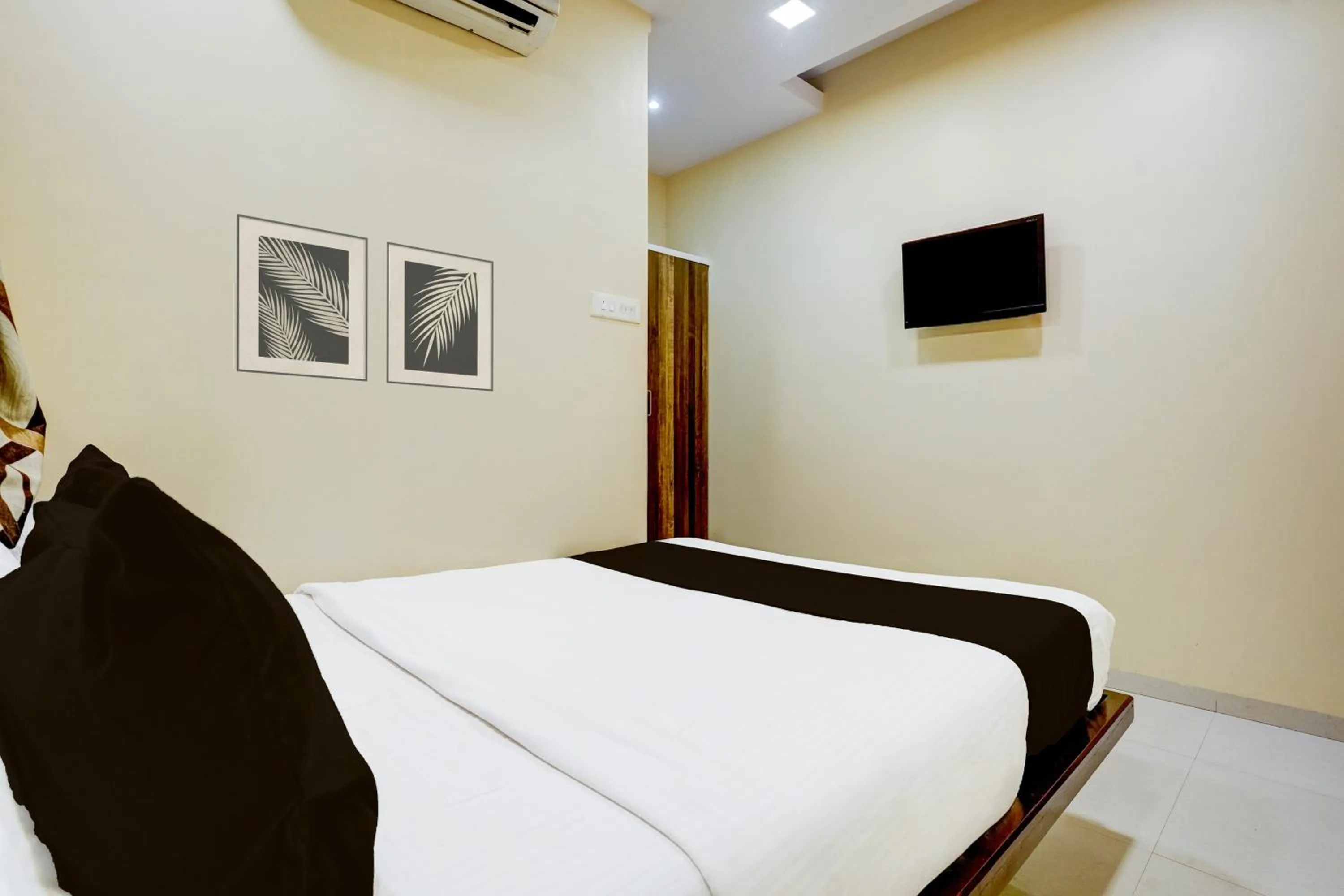 Bedroom, Bed in Super Collection O Airport Metro Andheri East