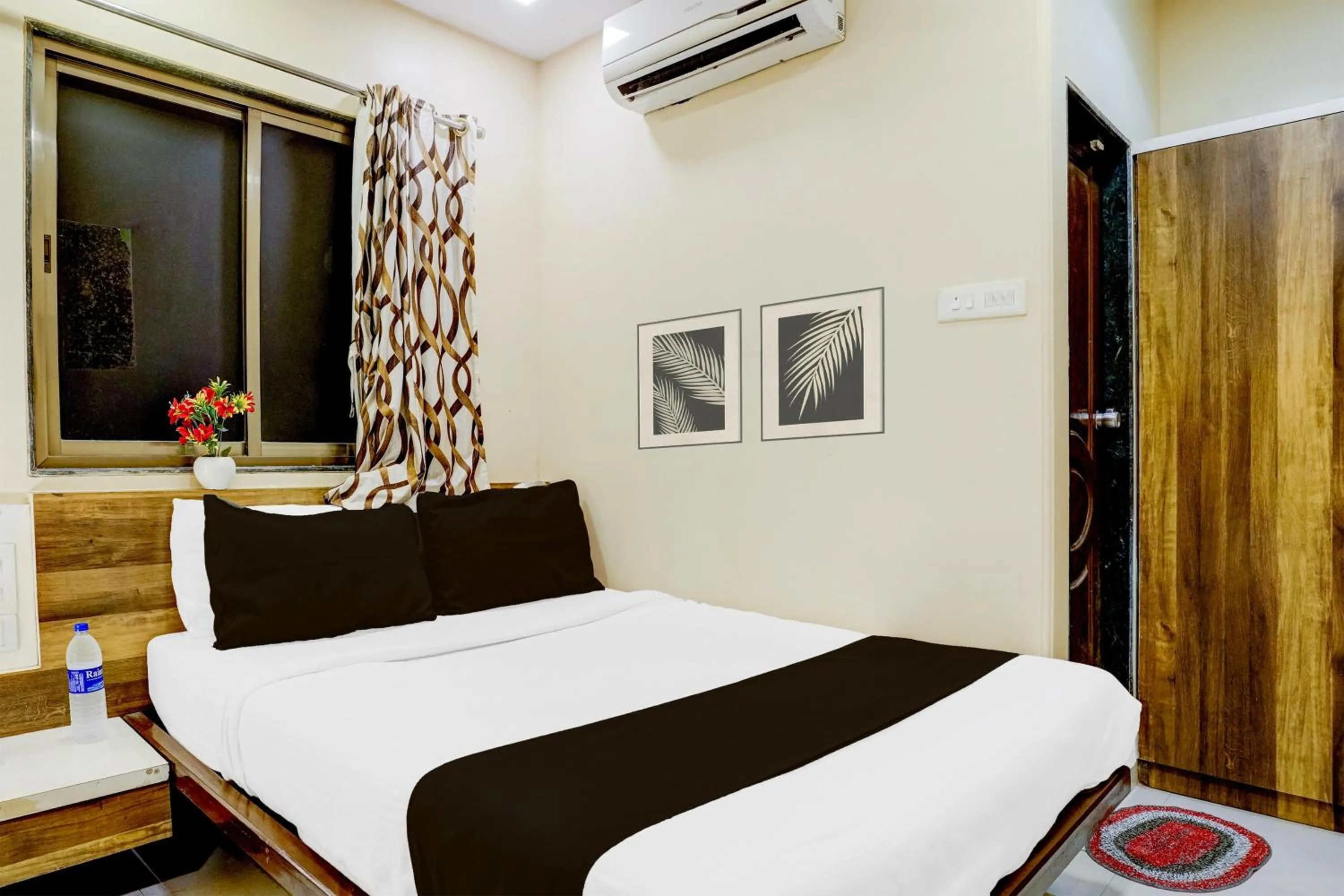 Bedroom, Bed in Super Collection O Airport Metro Andheri East