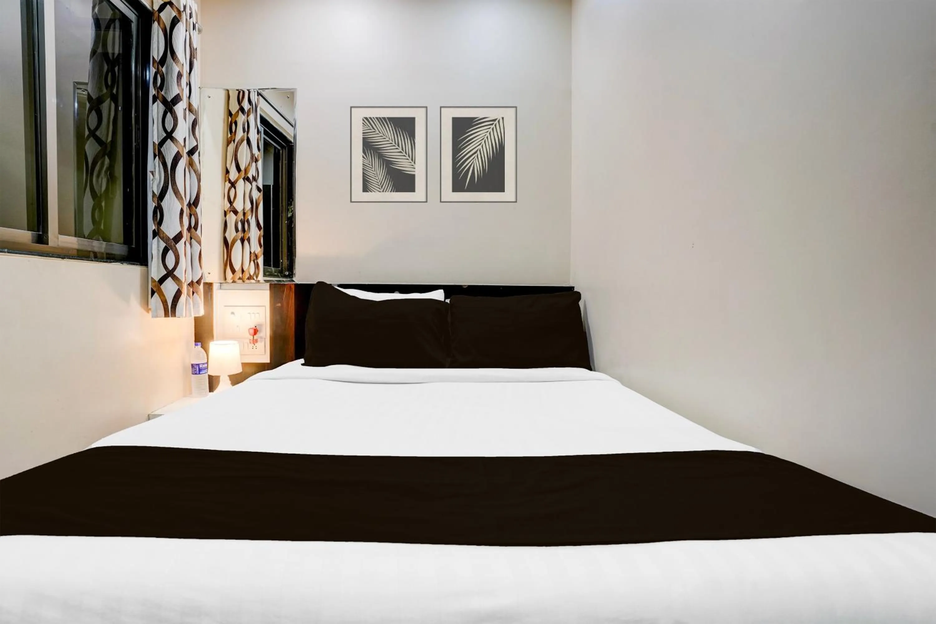 Bedroom, Bed in Super Collection O Airport Metro Andheri East