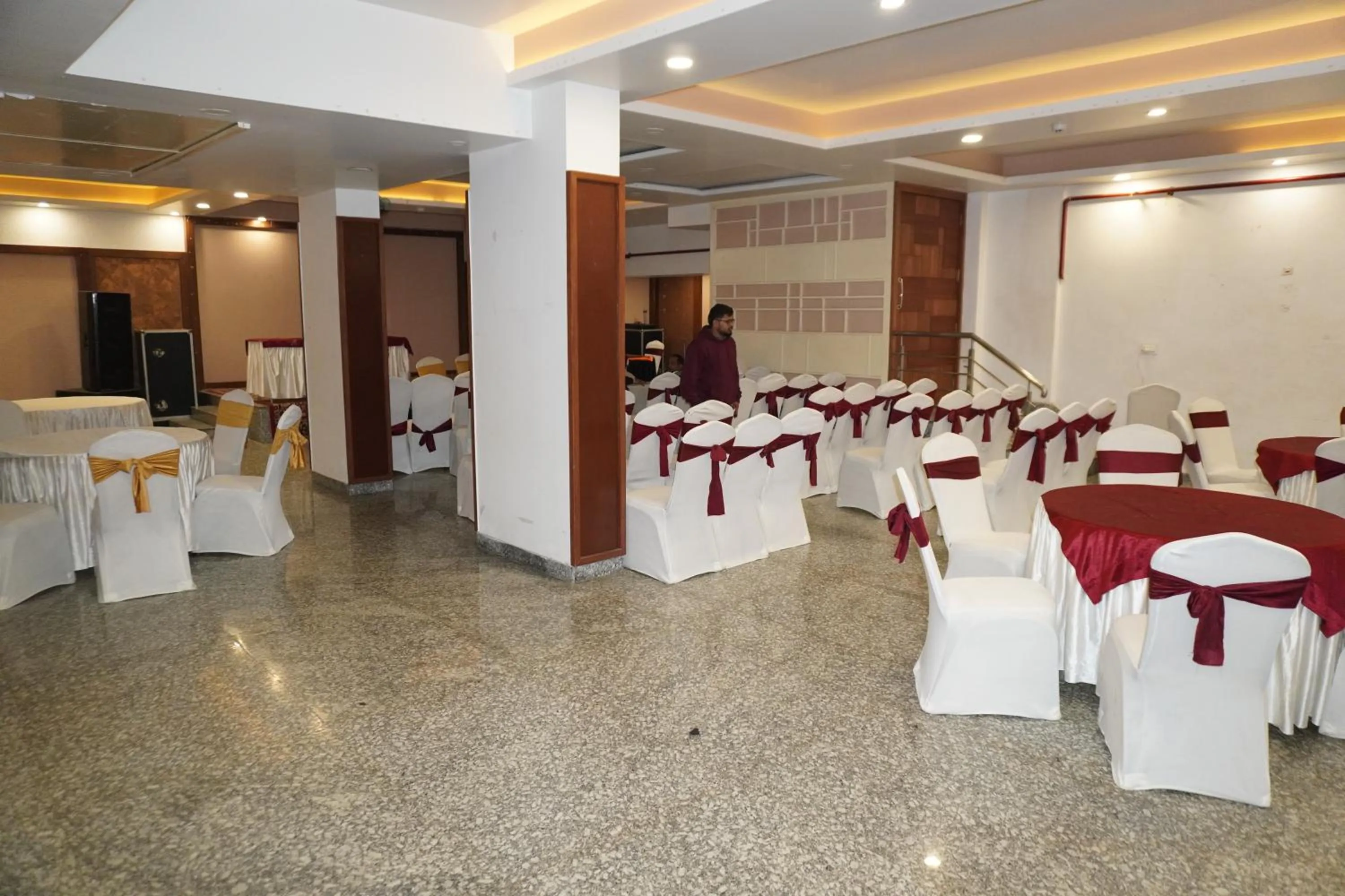 Restaurant/places to eat in Hotel Nilax