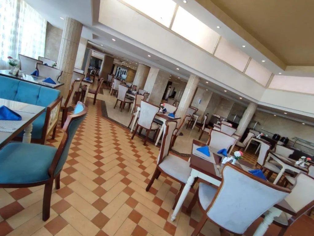 Restaurant/places to eat in 26th of July Apartments