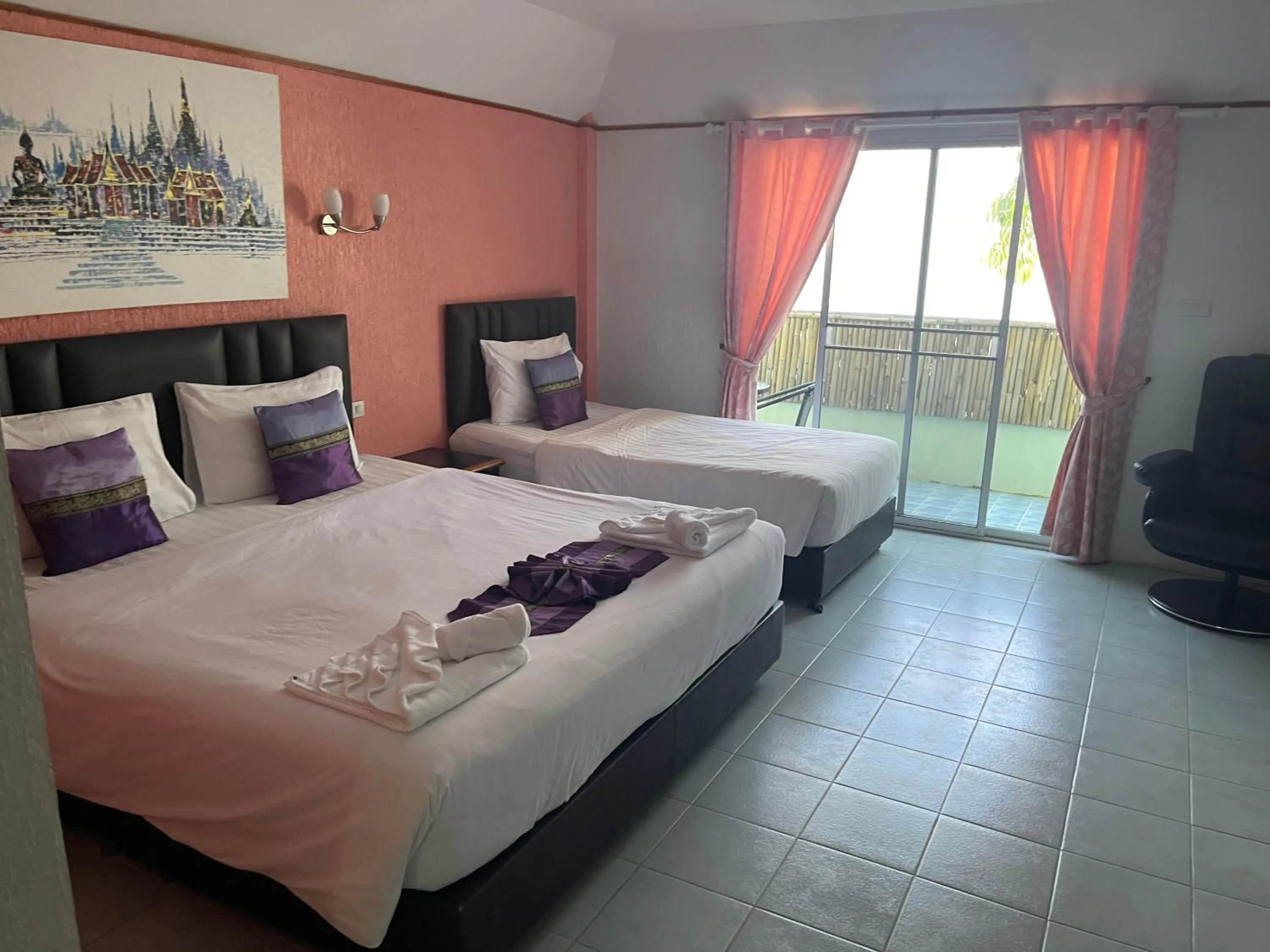 Balcony/Terrace, Bed in Samui Green Hotel