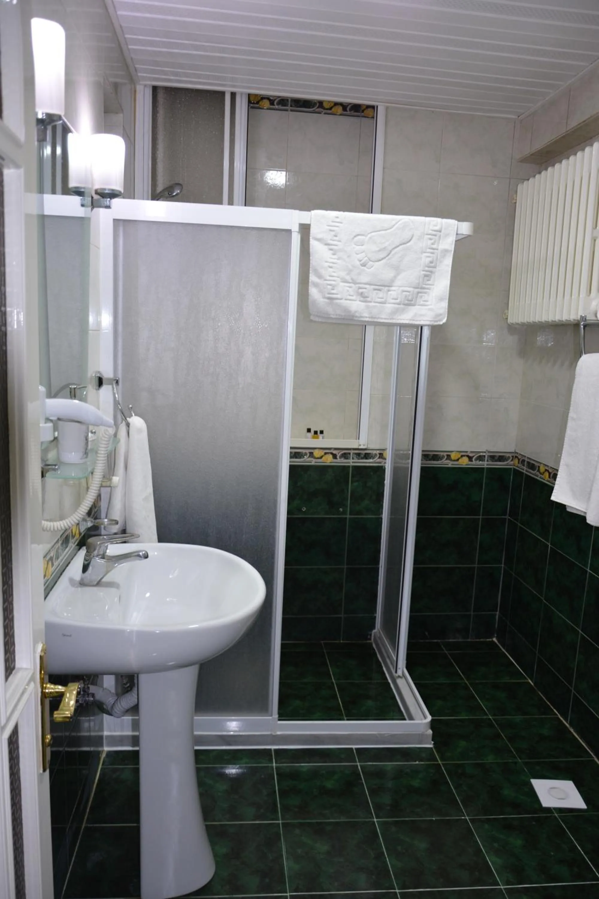 Bathroom in Bilge Suite Hotel