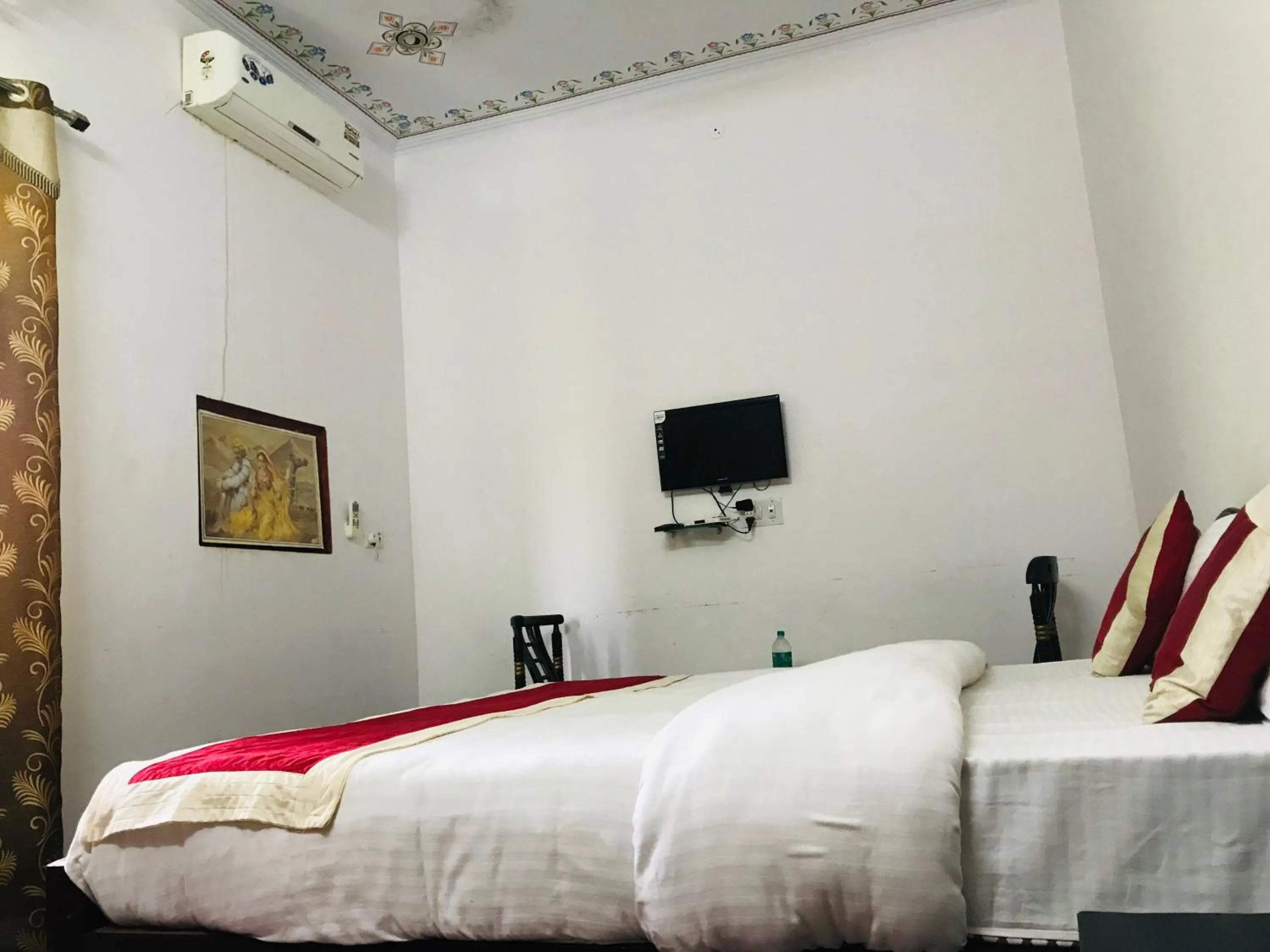 TV and multimedia, Bed in Hotel Green Haveli - A Heritage and Hill View Hotel , Pushkar