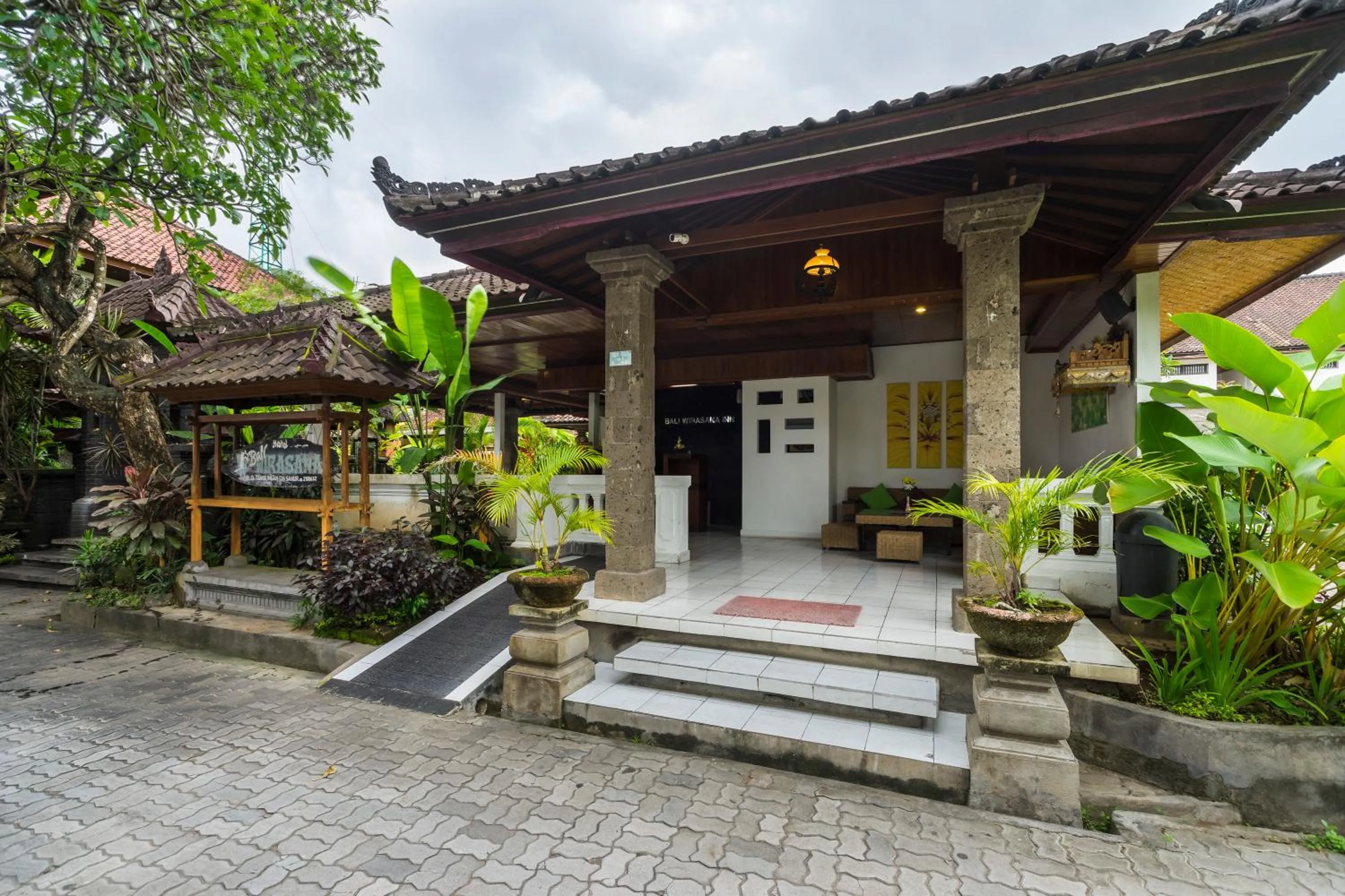 Property building in Bali Wirasana Inn