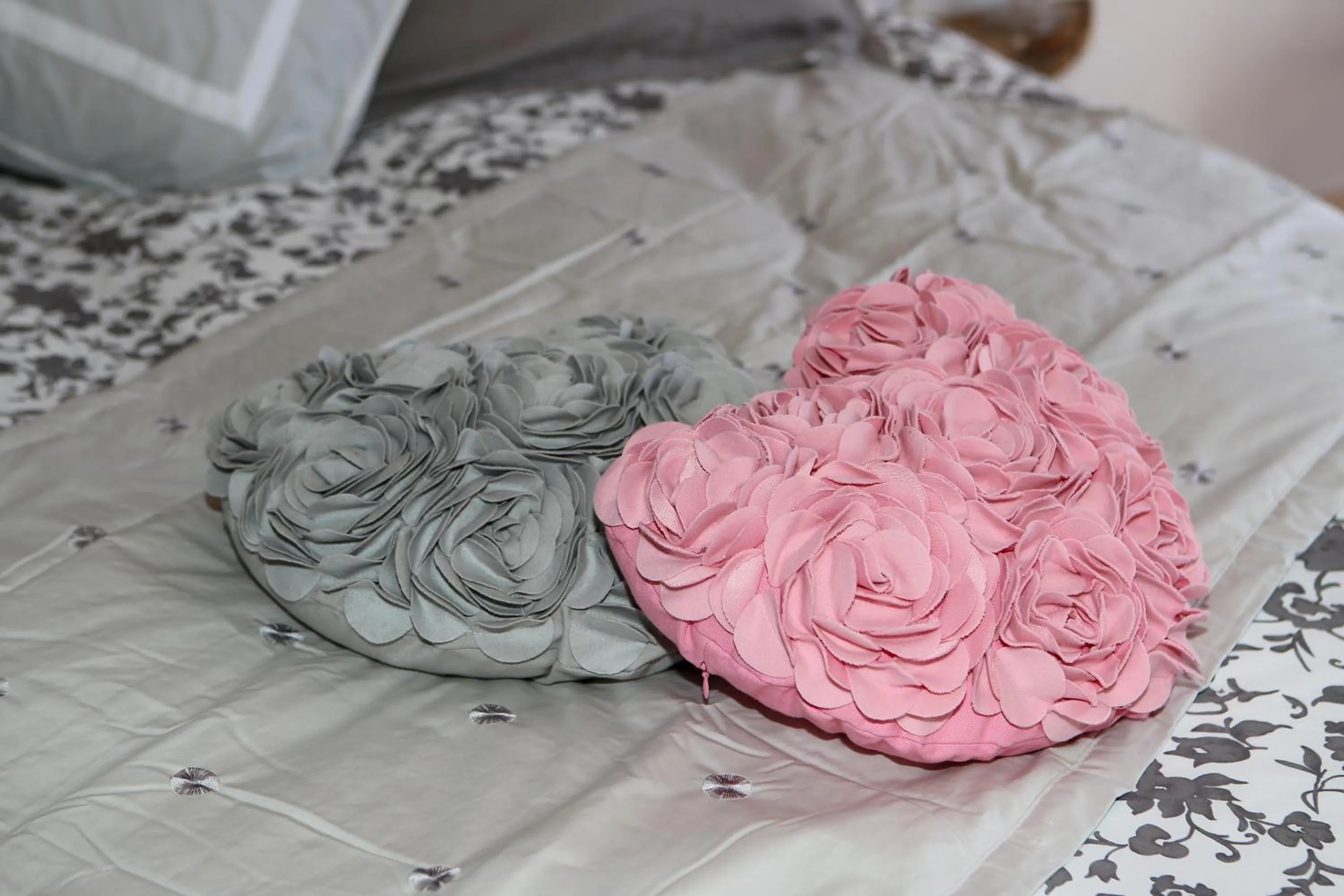 Decorative detail, Bed in Aux Pierres Magiques