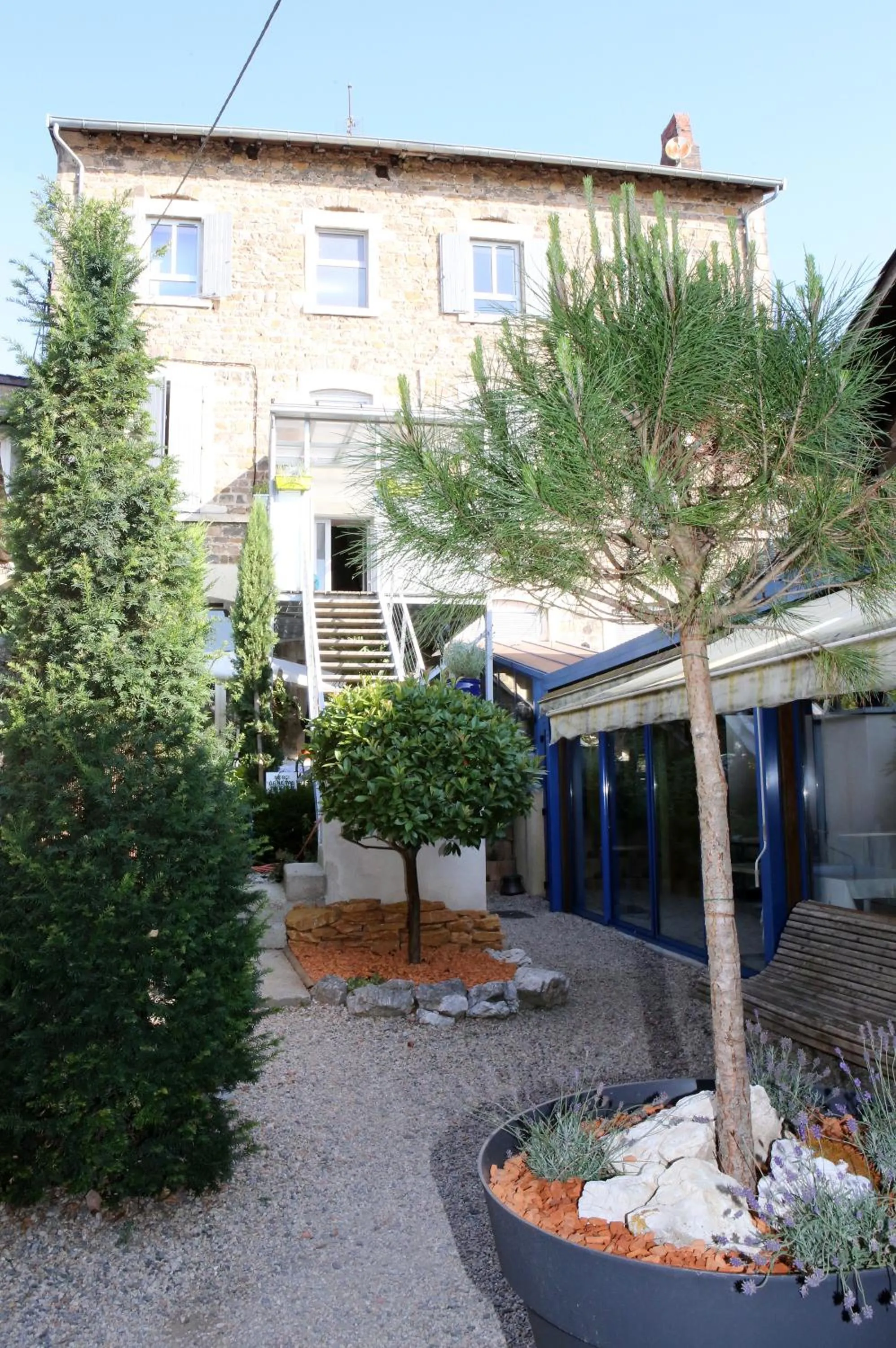 Facade/entrance in Aux Pierres Magiques