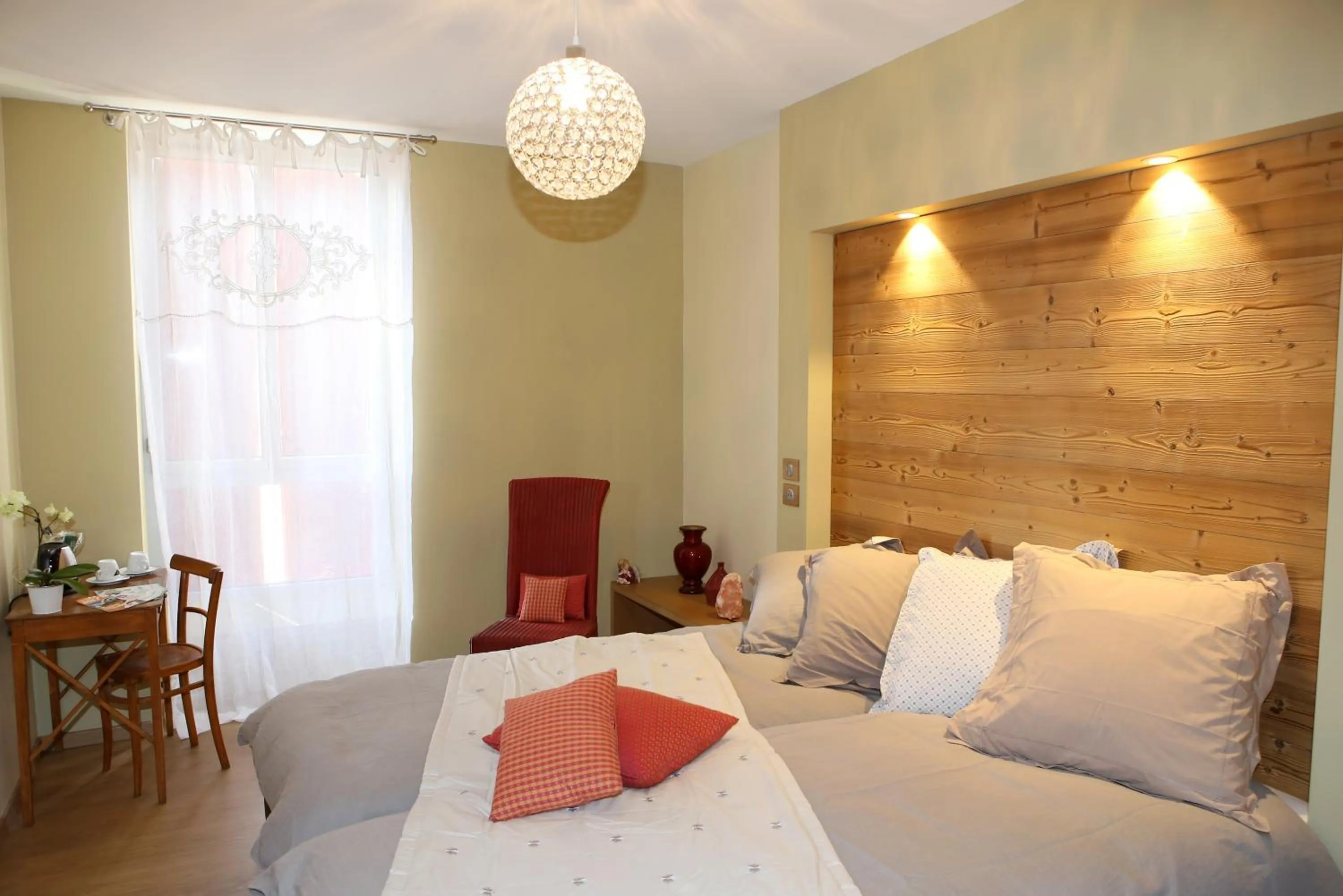 Bedroom, Bed in Aux Pierres Magiques