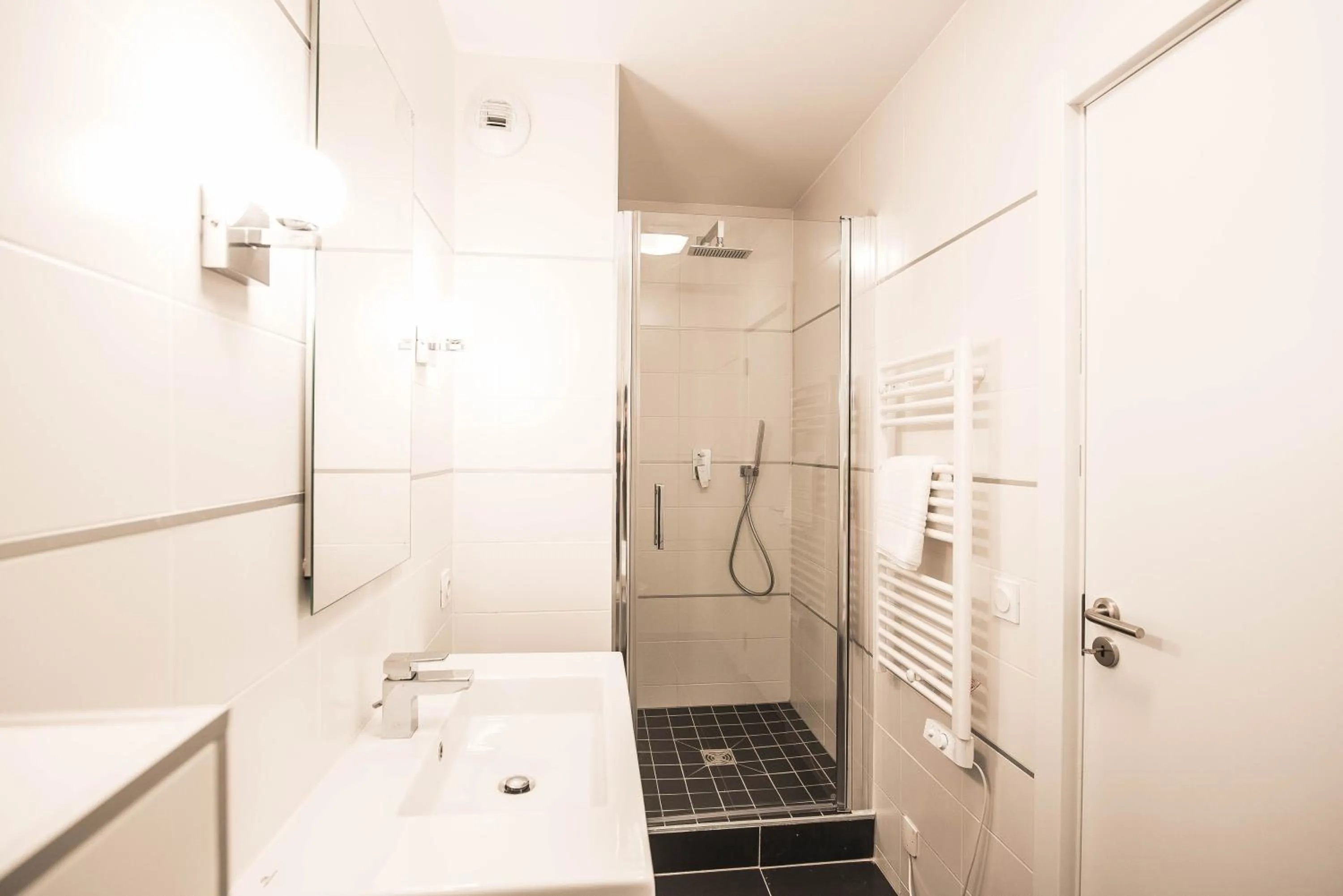 Bathroom in Les Appartements Paris Clichy