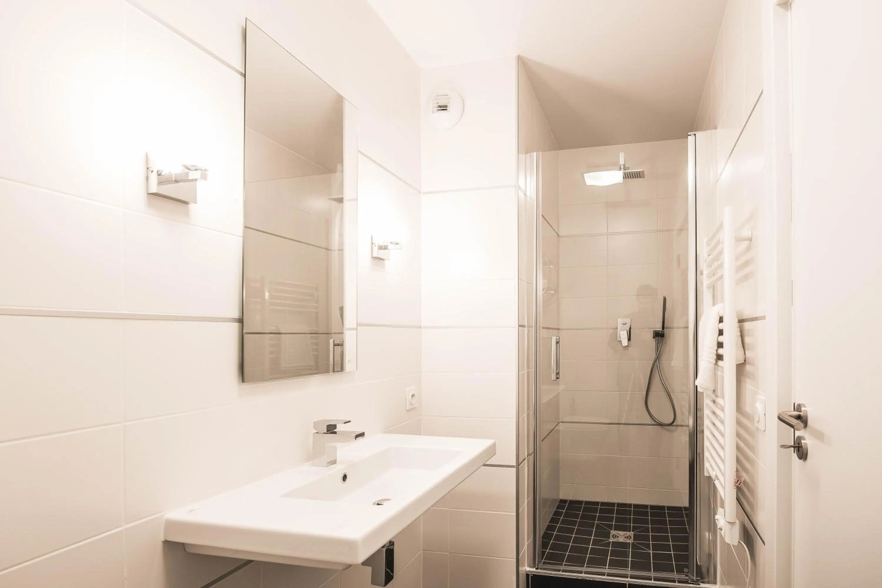 Bathroom in Les Appartements Paris Clichy